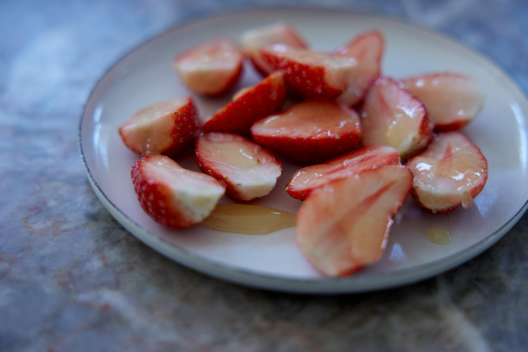 いちごをマリネする