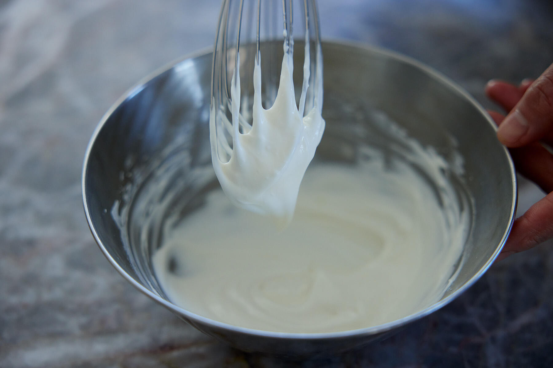 ヨーグルトと生クリームを混ぜる