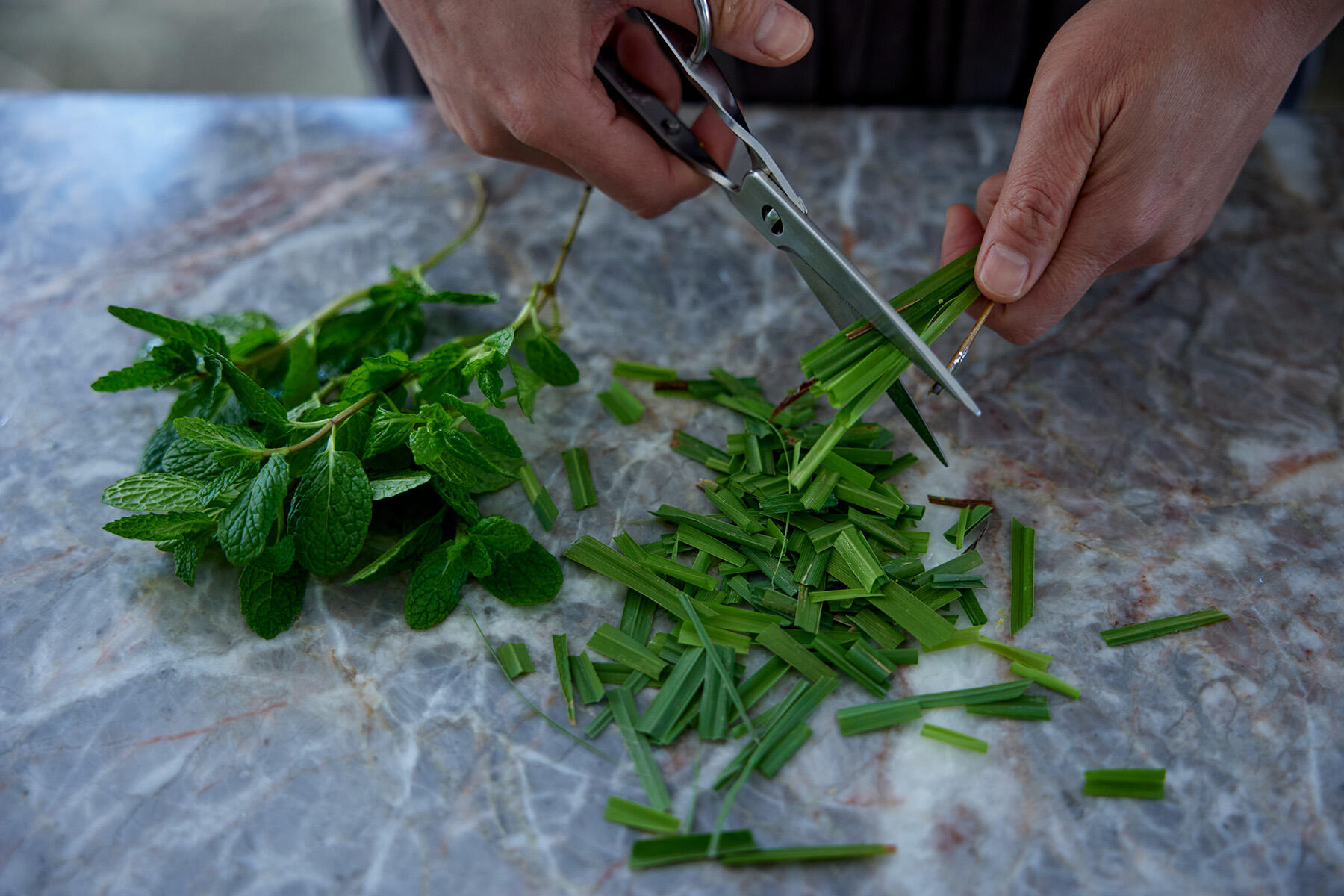 ミントとレモングラスを刻む