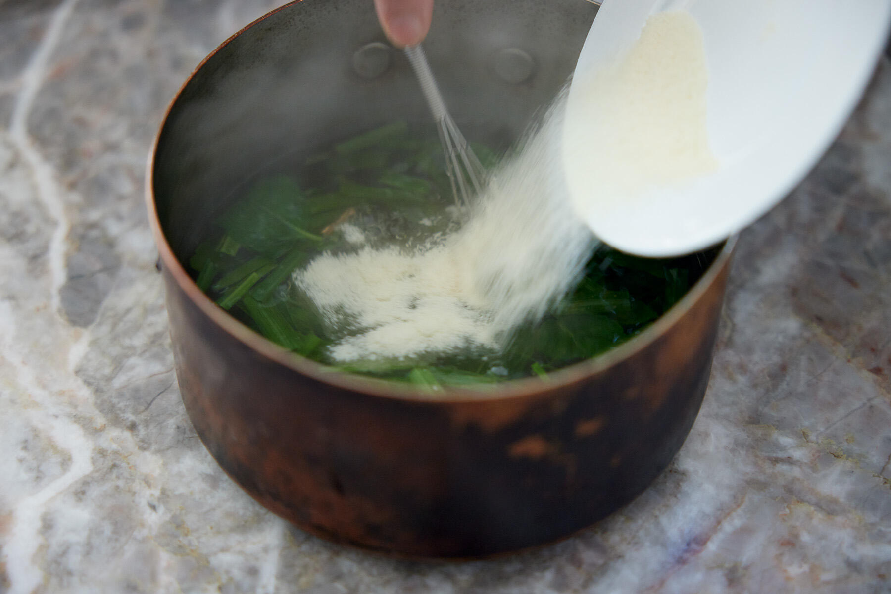 湯に材料を入れる