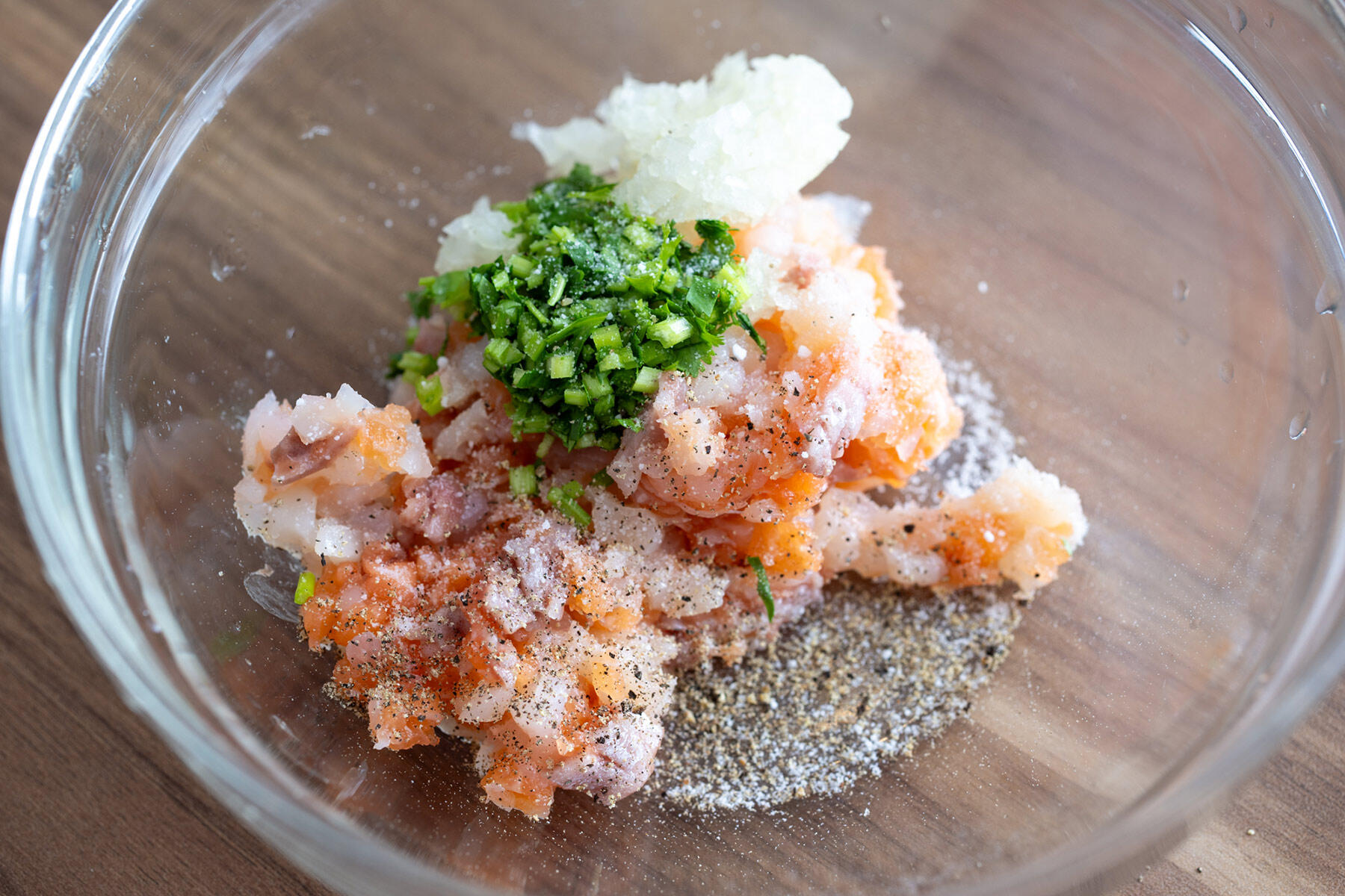 すり身に具材と調味料を混ぜる