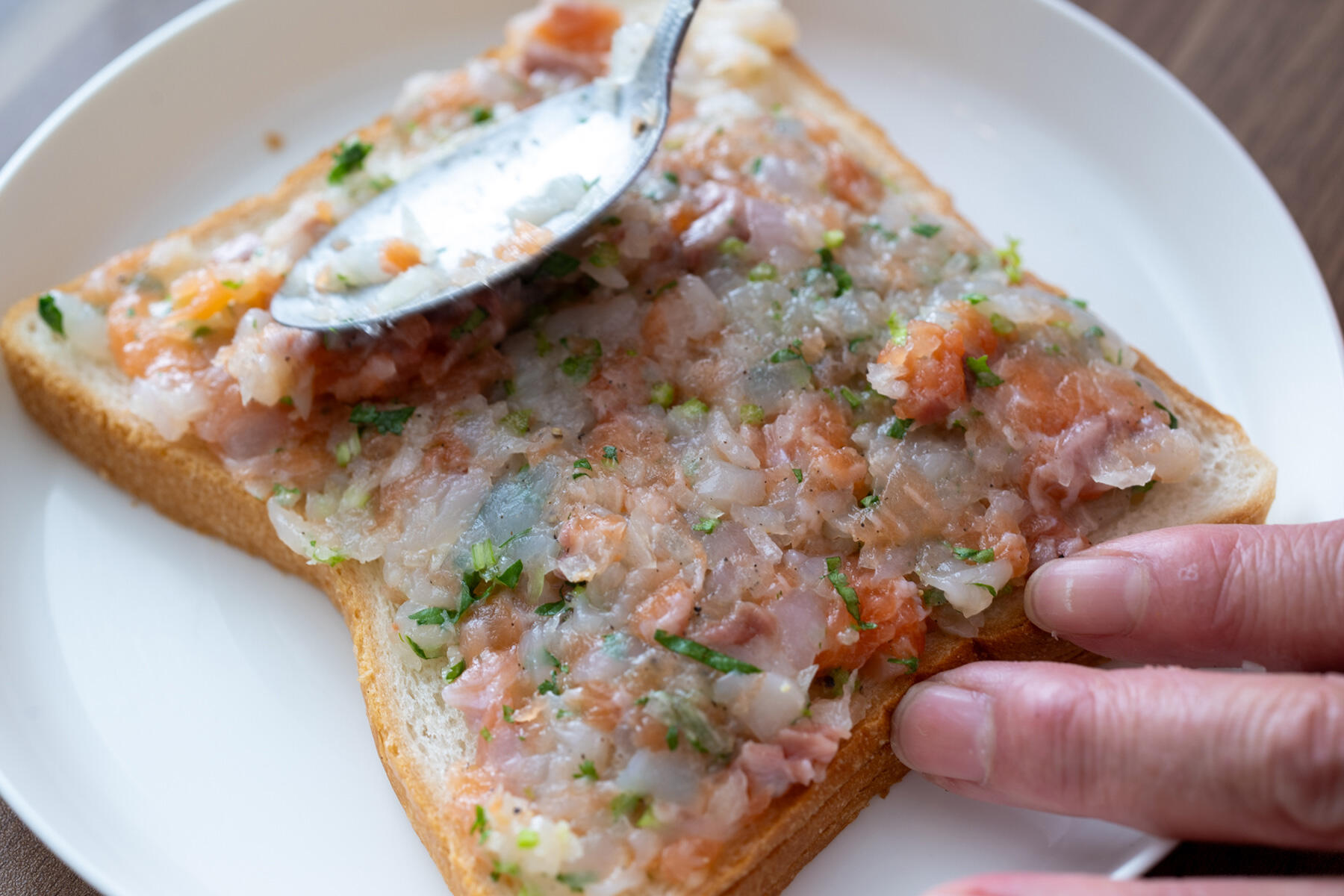 食パンにすり身を塗る