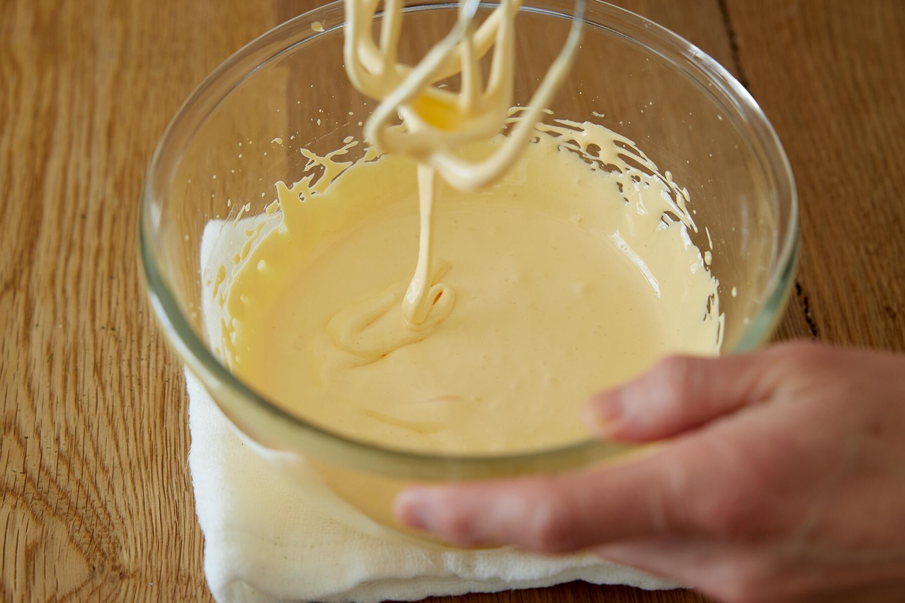 卵黄を泡立てる