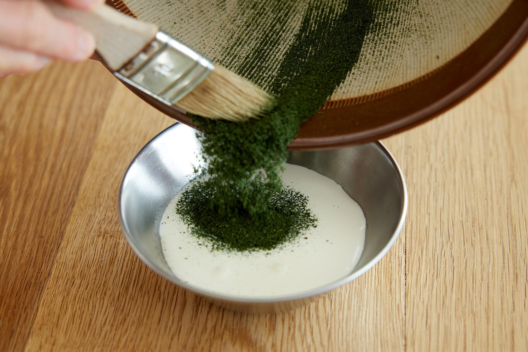 茶葉をすりつぶす