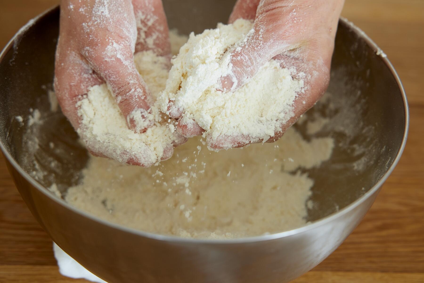 粉類を混ぜ合わせる
