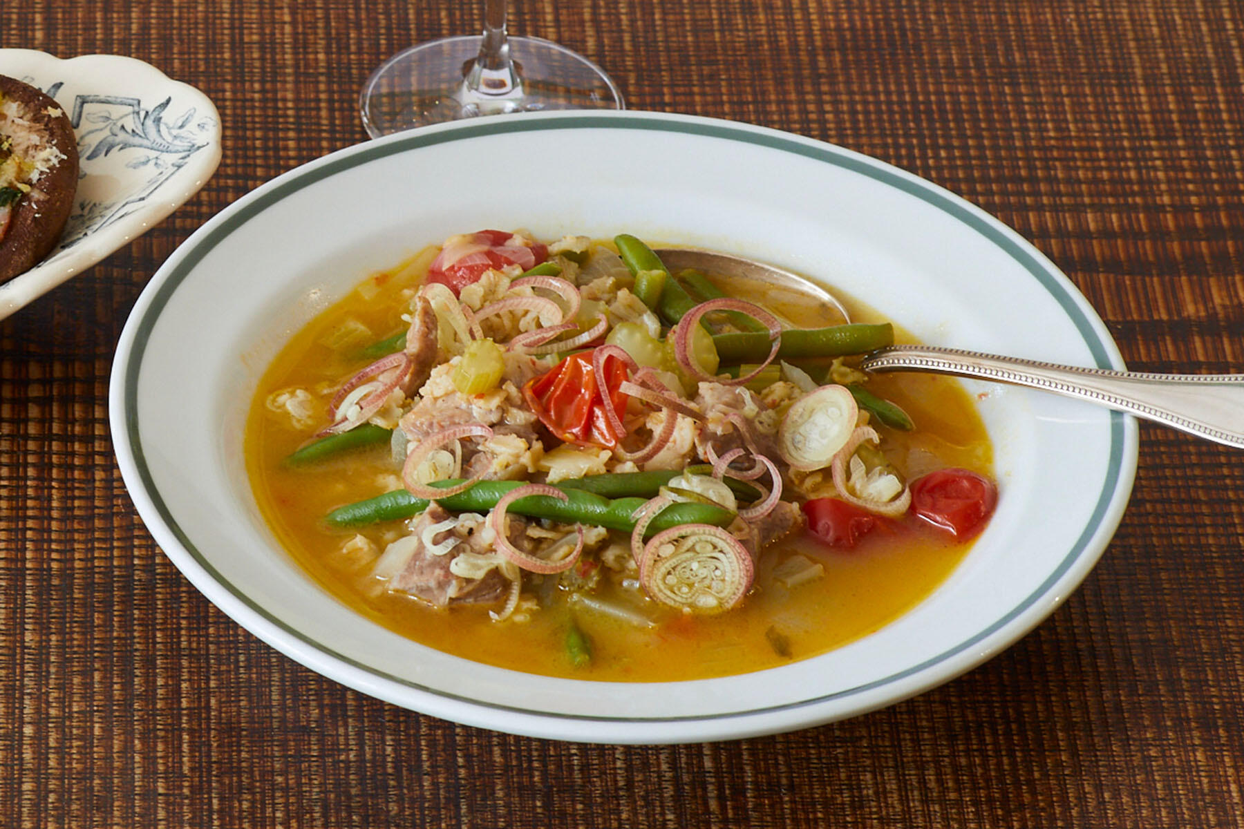 オランダ産いんげんとラトビア産オーツの塩豚スープ