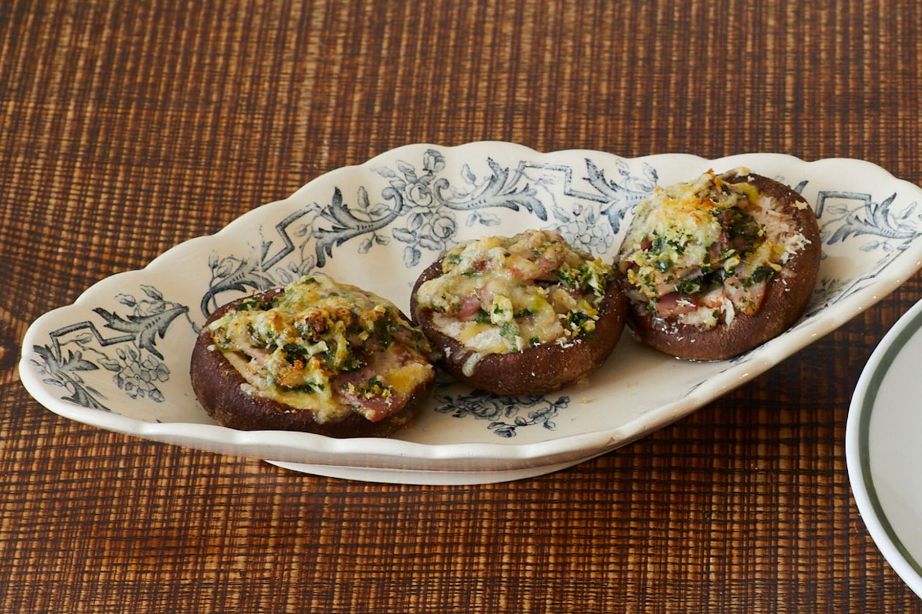 椎茸とベーコンのオーストリア産パセリ、フランス産チーズ焼き