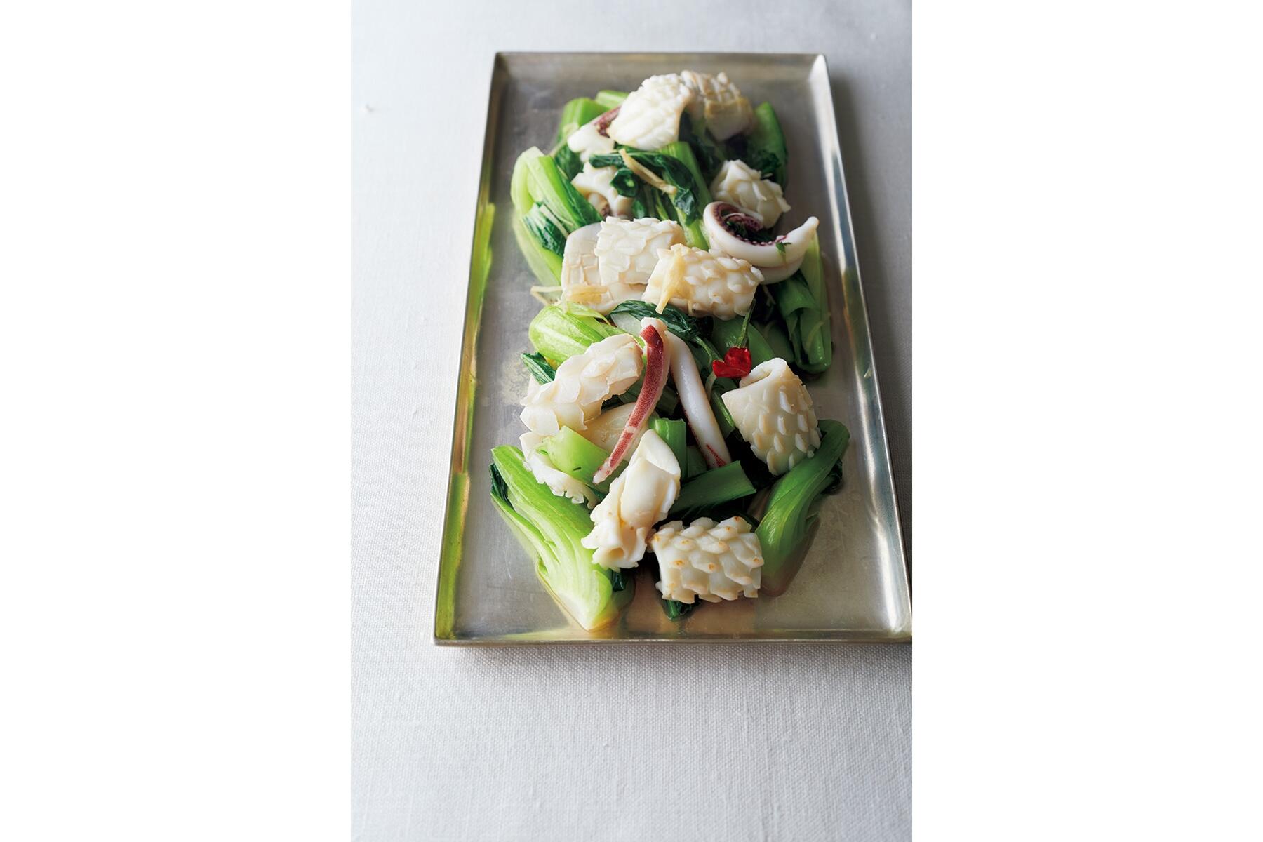 素材の食感と甘味を生かした“イカと青梗菜の塩炒め”