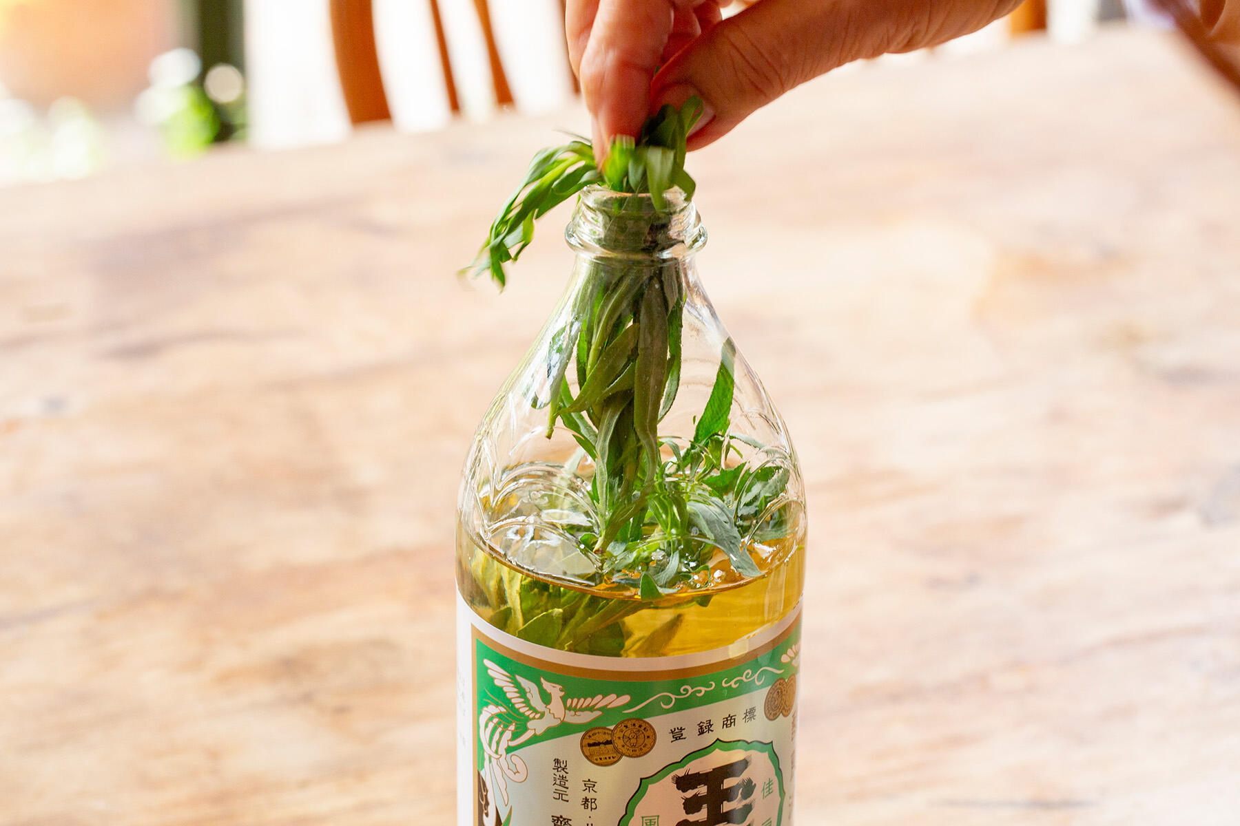 タラゴンビネガーを仕込む