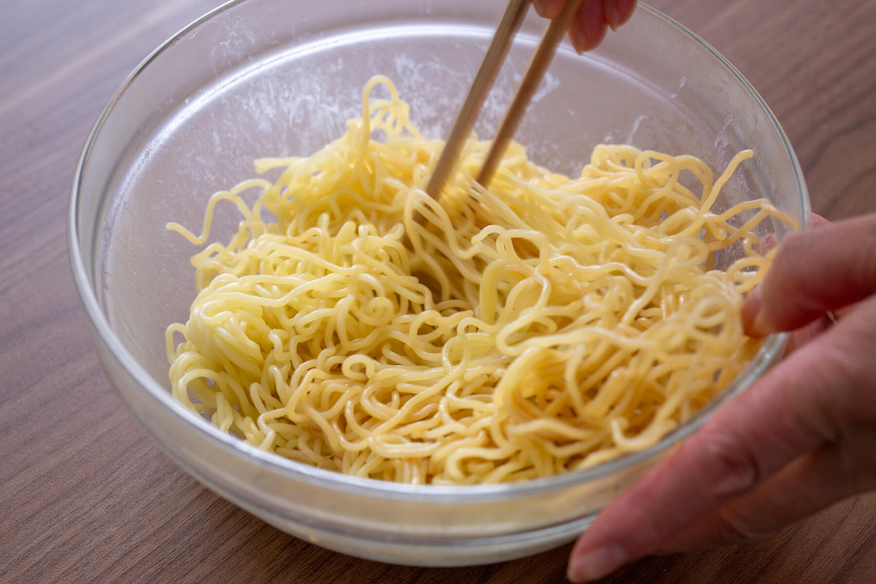 焼きそば麺をほぐす