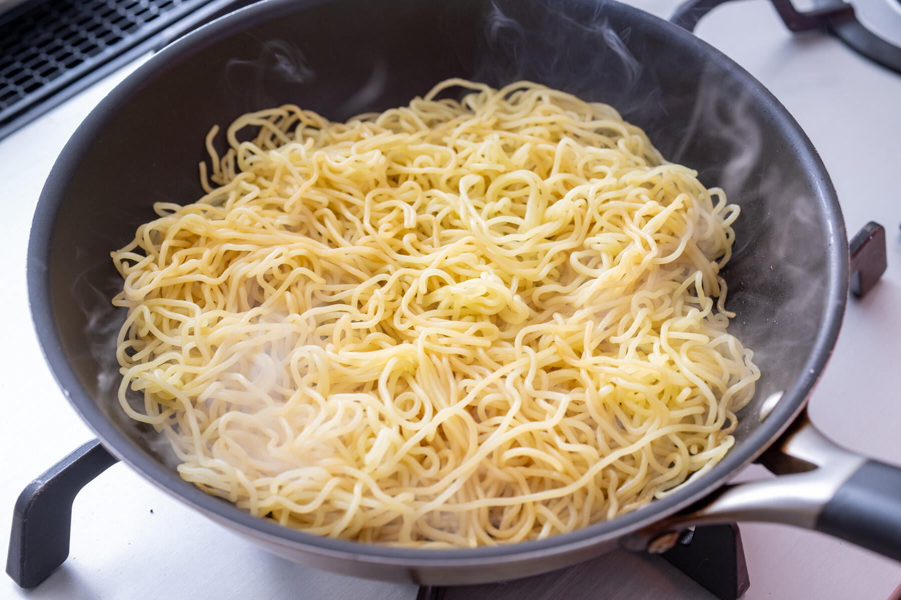 焼きそば麺を焼きつける