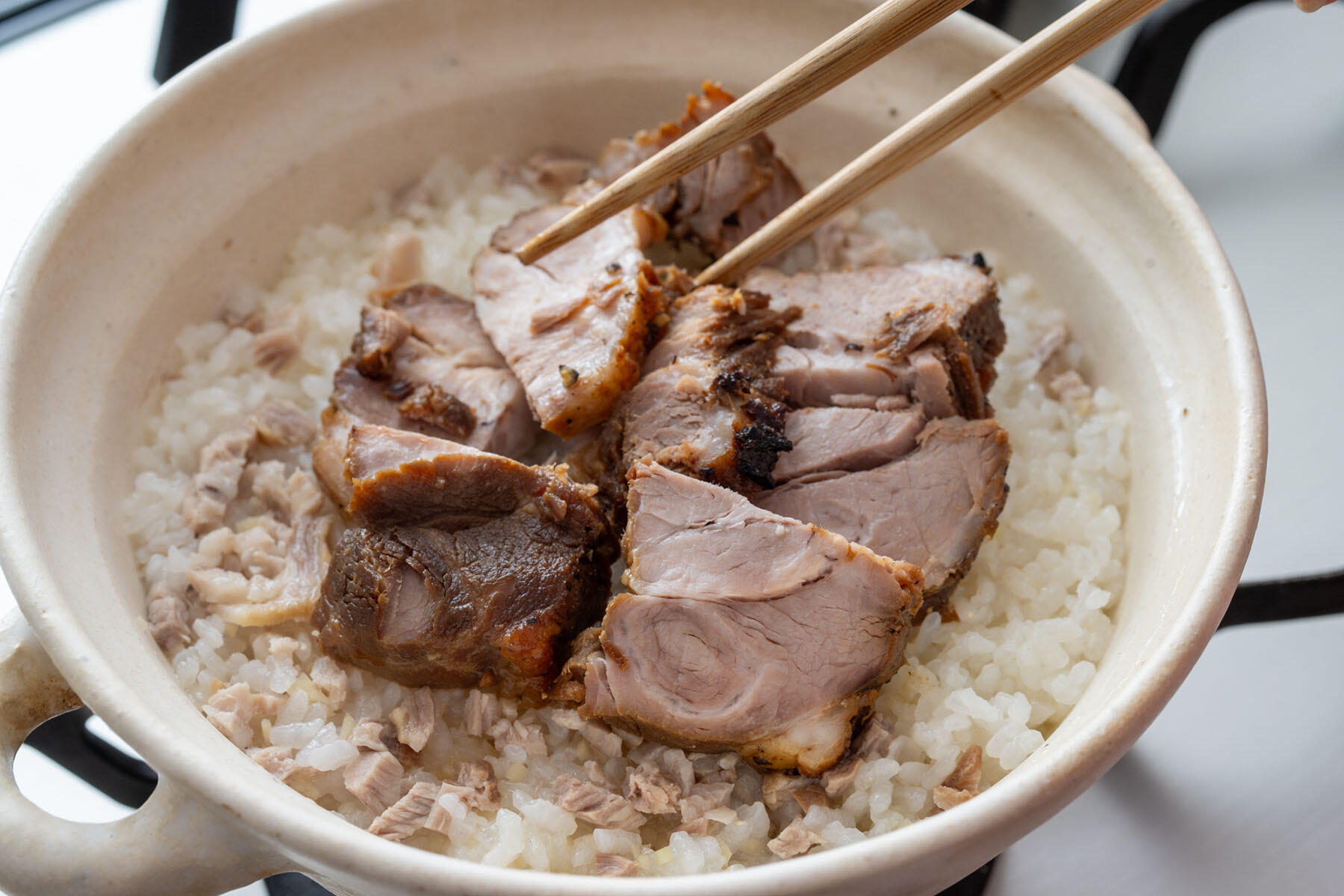 チャーシューをのせて蒸らす