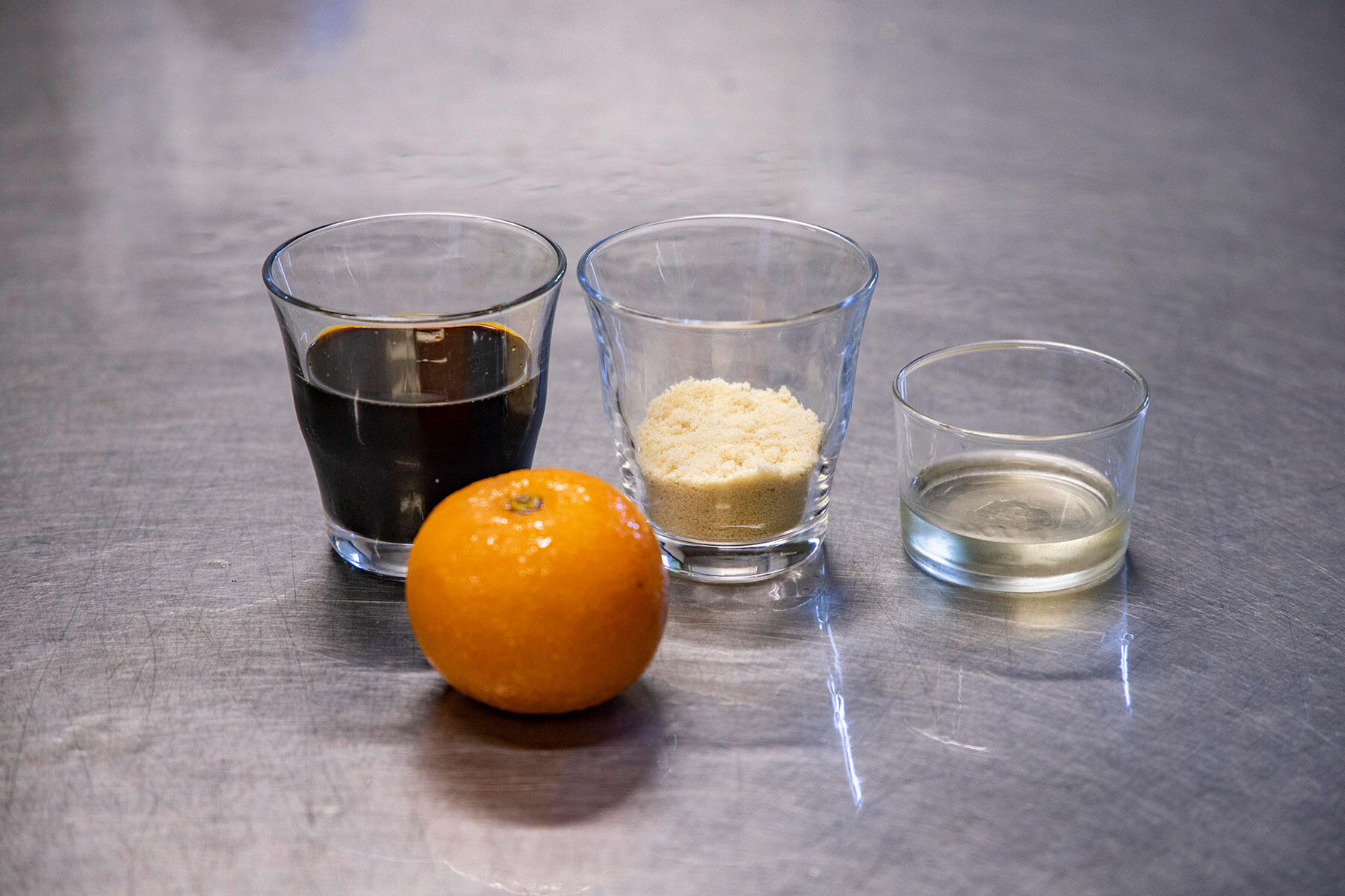 柑橘入りのみりんダレで、脂の臭みを抑える