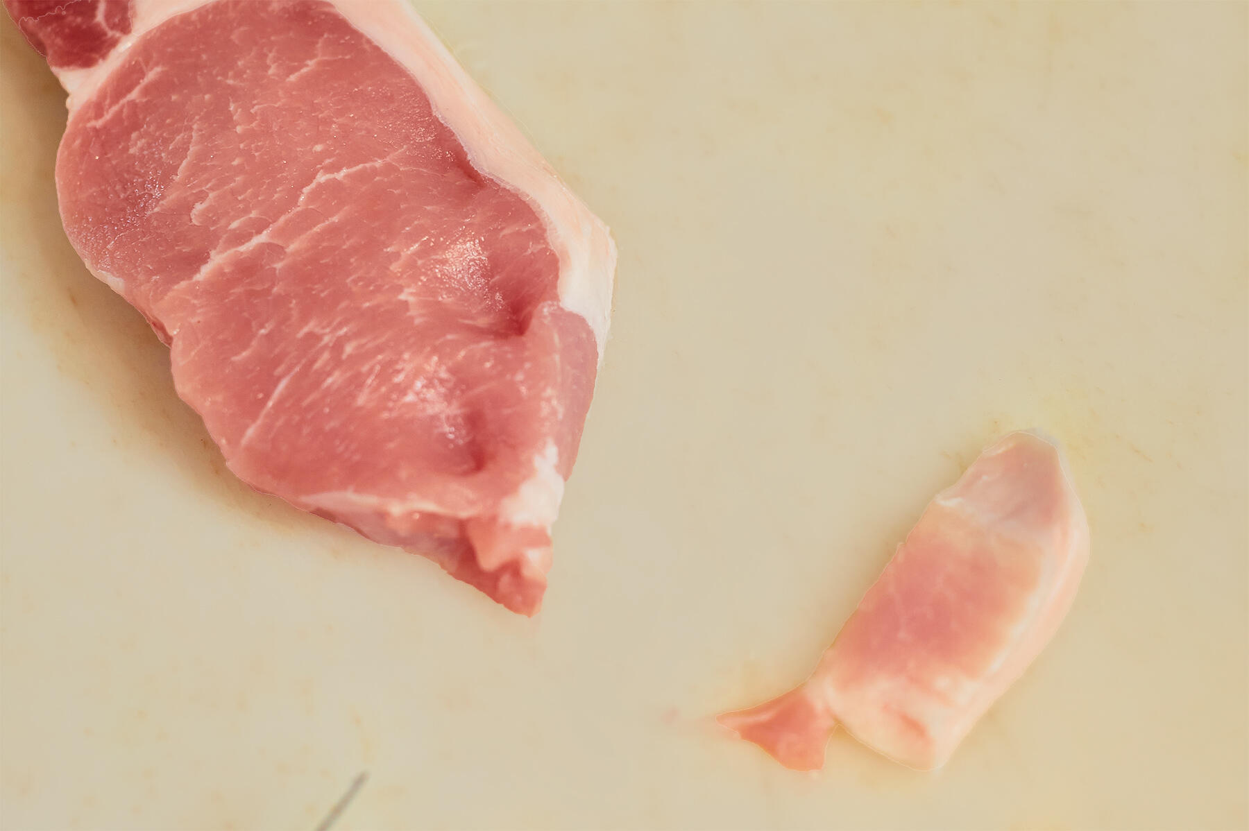 余分な脂を切り落とす