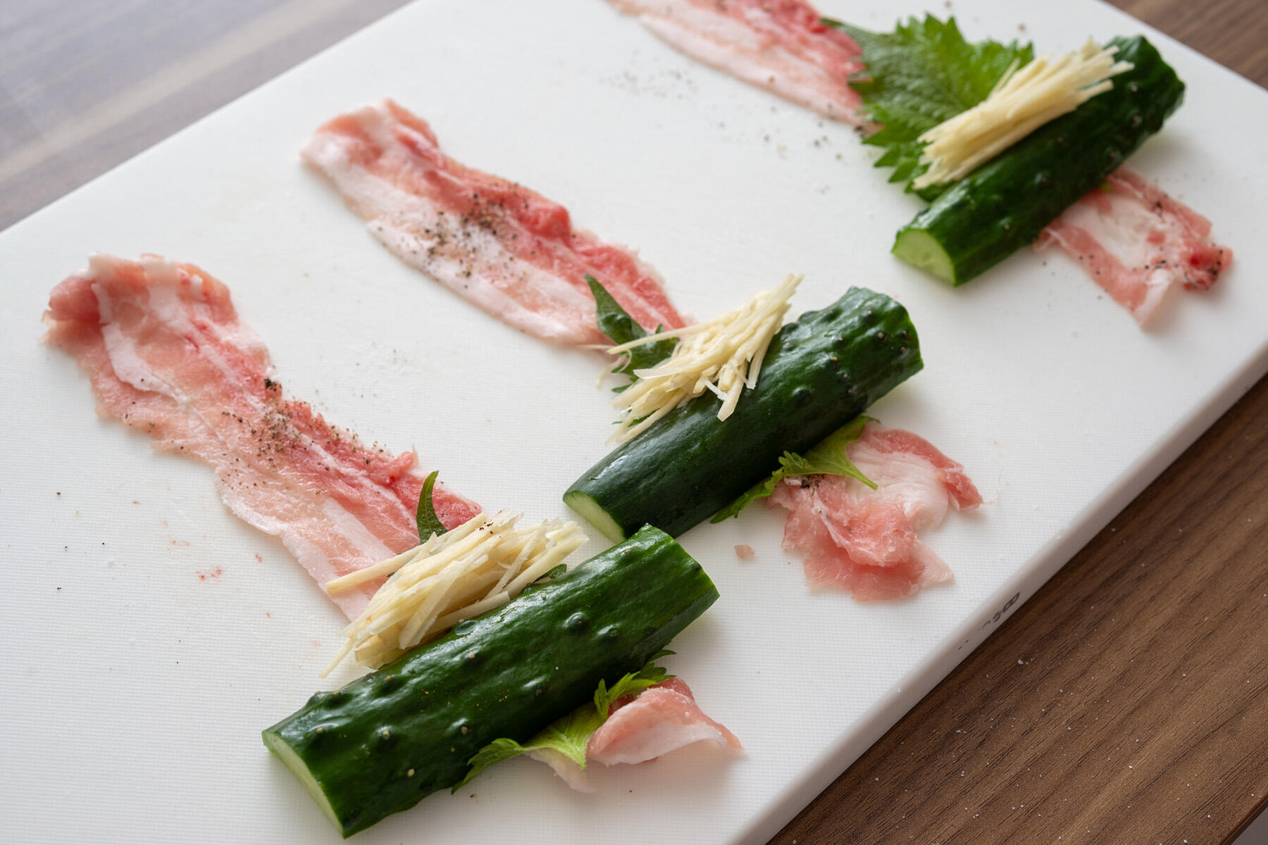 きゅうりを肉で巻く