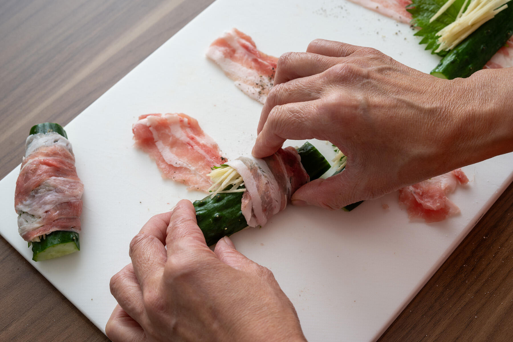 きゅうりを肉で巻く