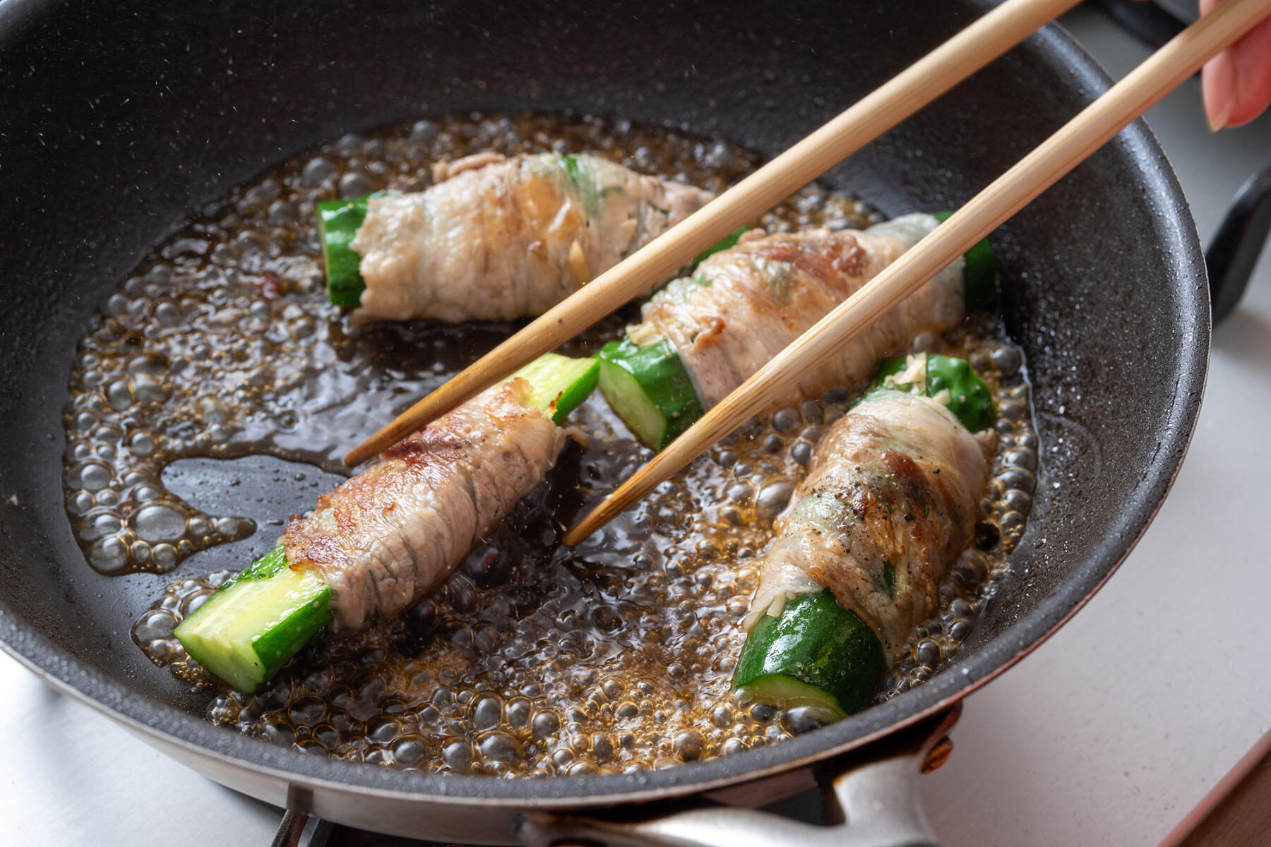 合わせ調味料をからめる