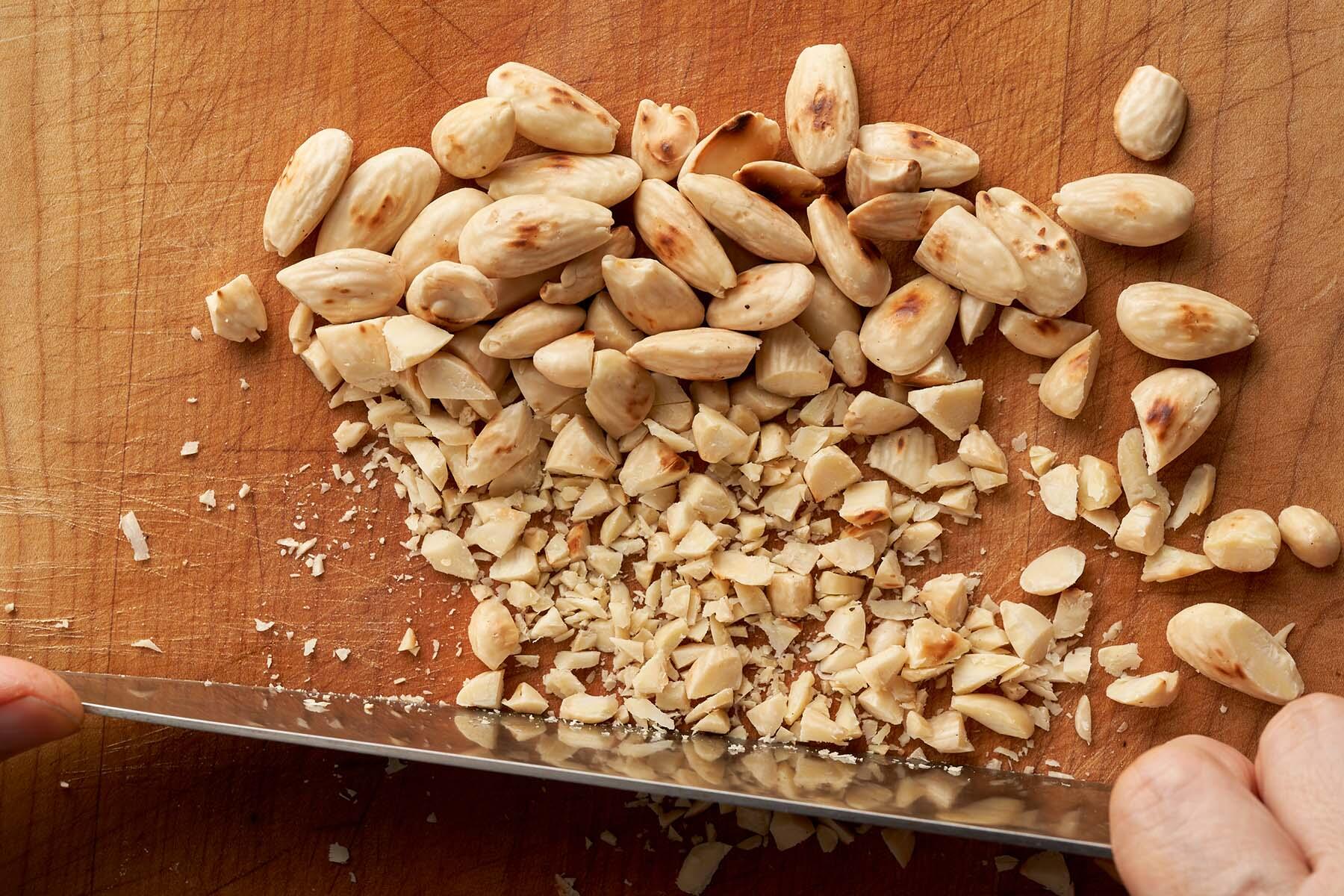 アーモンドを刻む