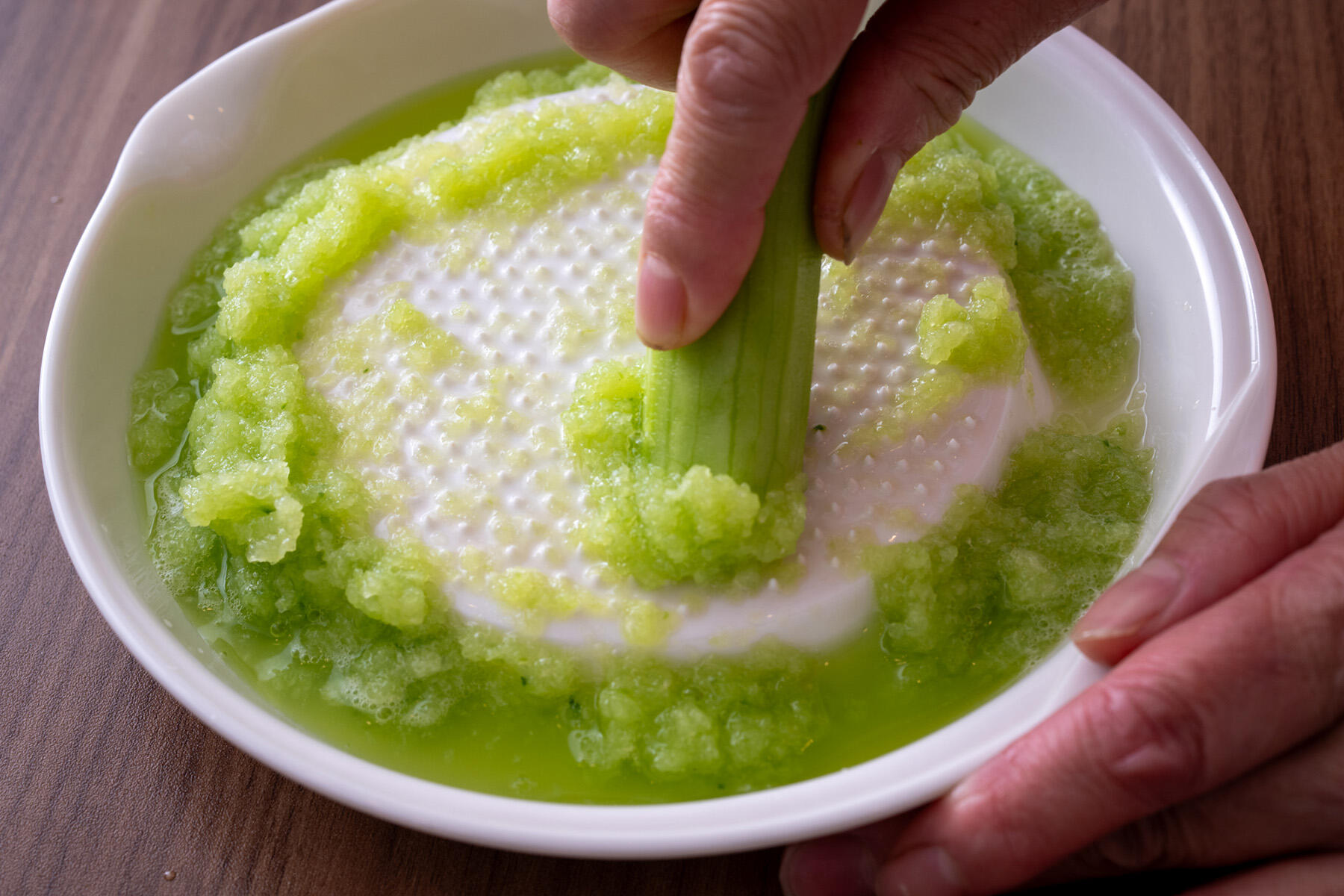 きゅうりをすりおろす