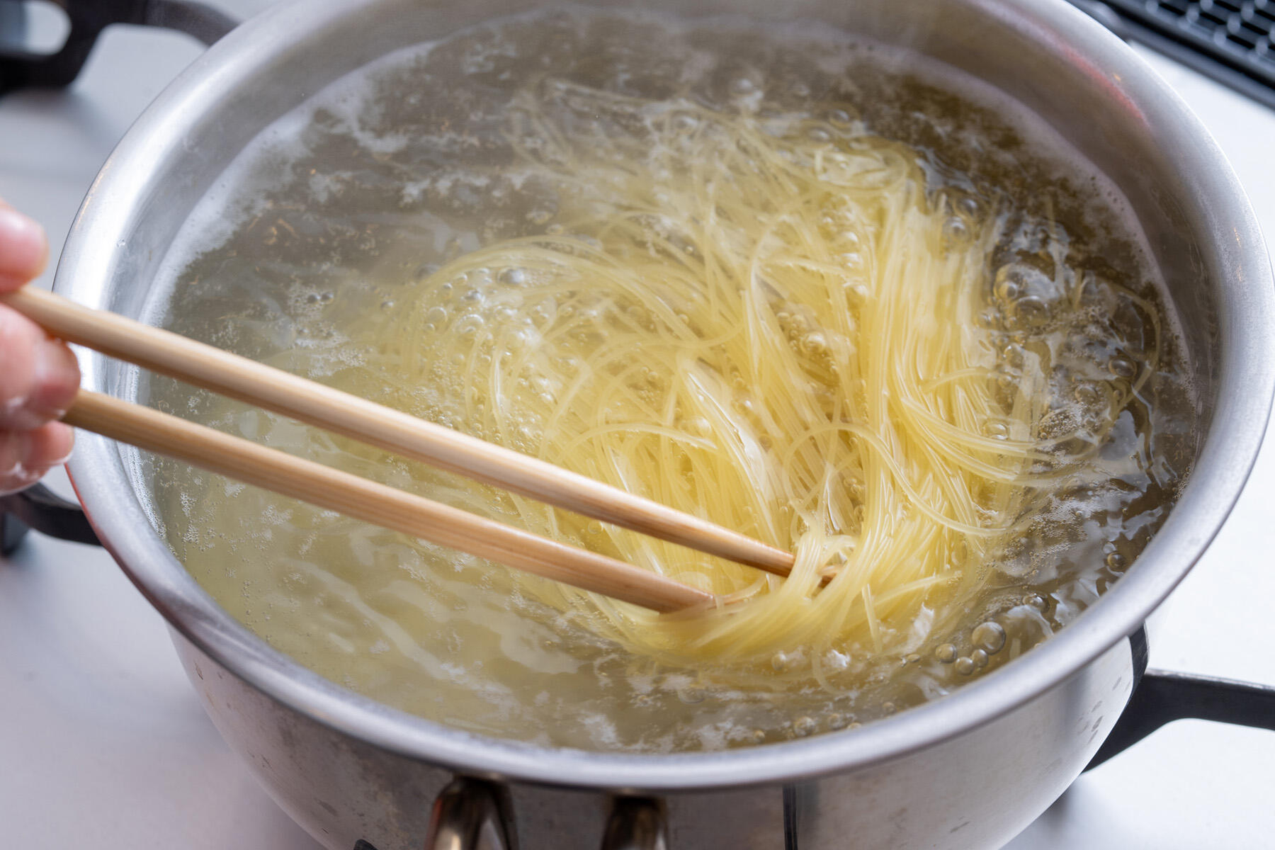 カッペリーニをゆでる