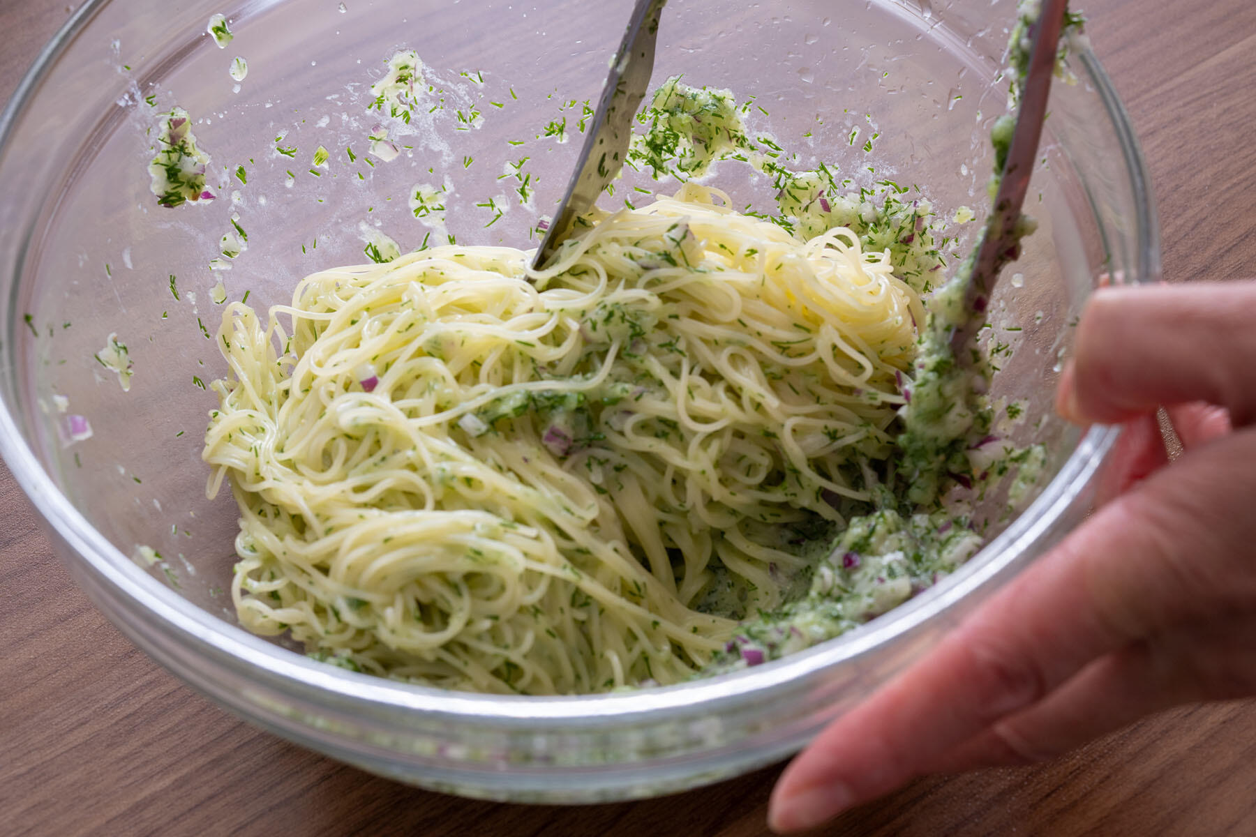 ソースをからめる