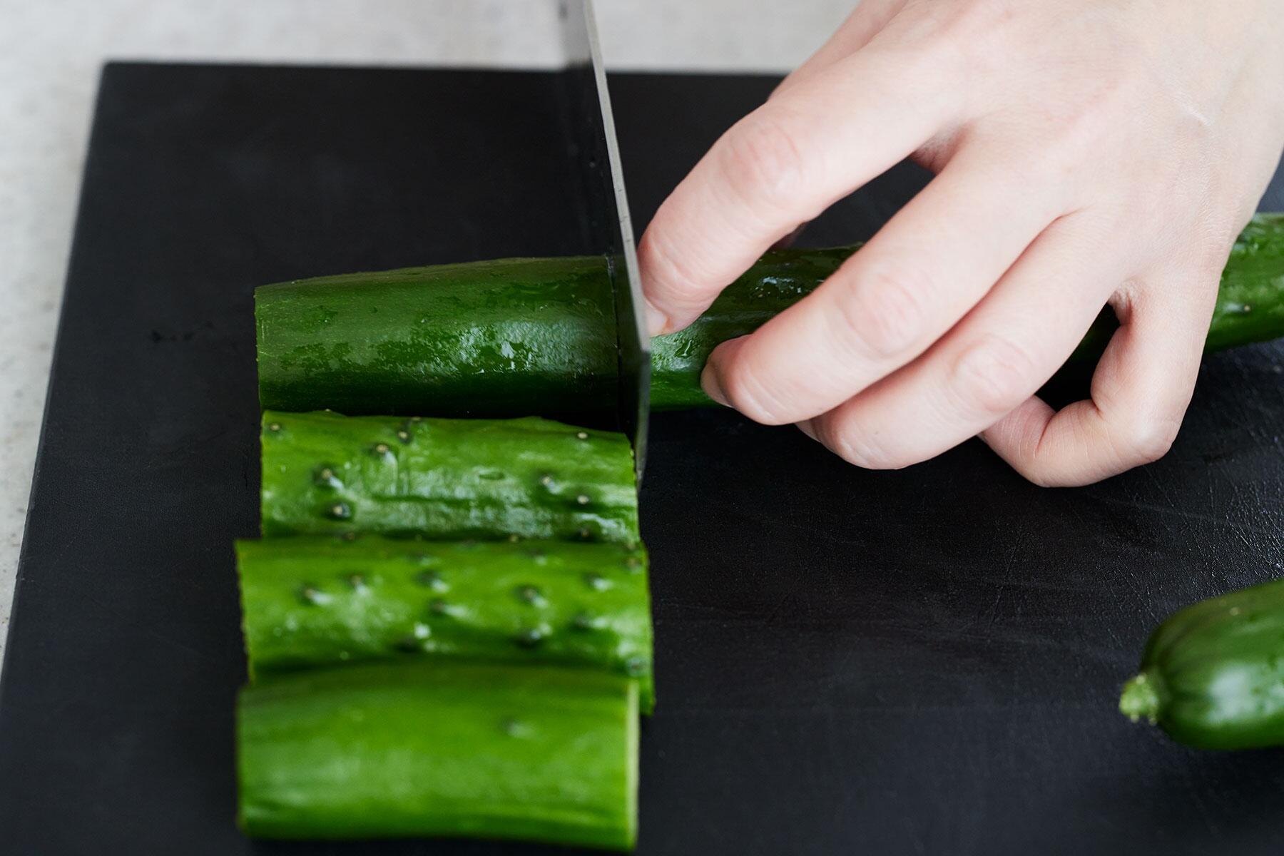 きゅうりをカットする