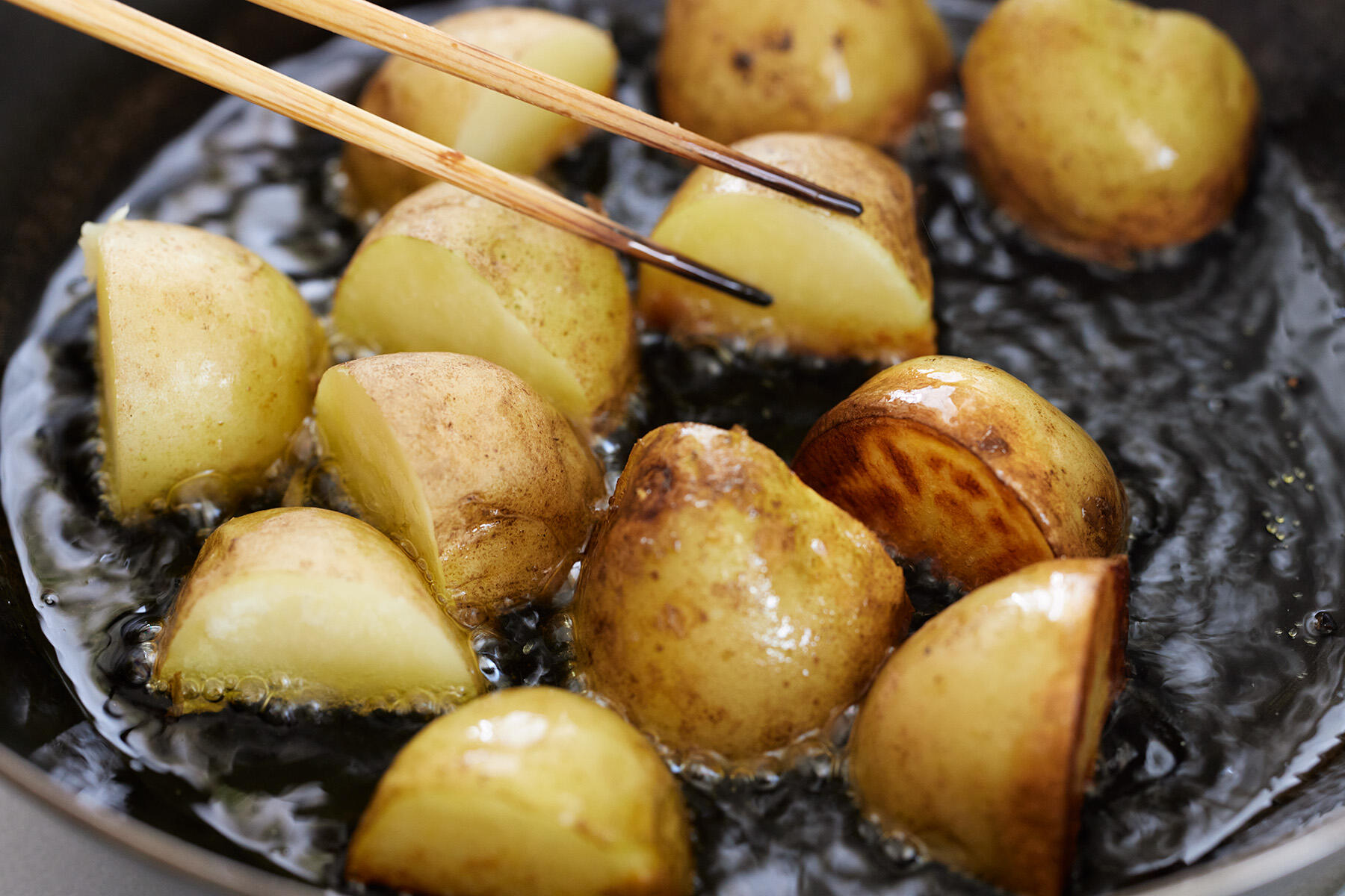 じゃがいもを揚げ焼きにする