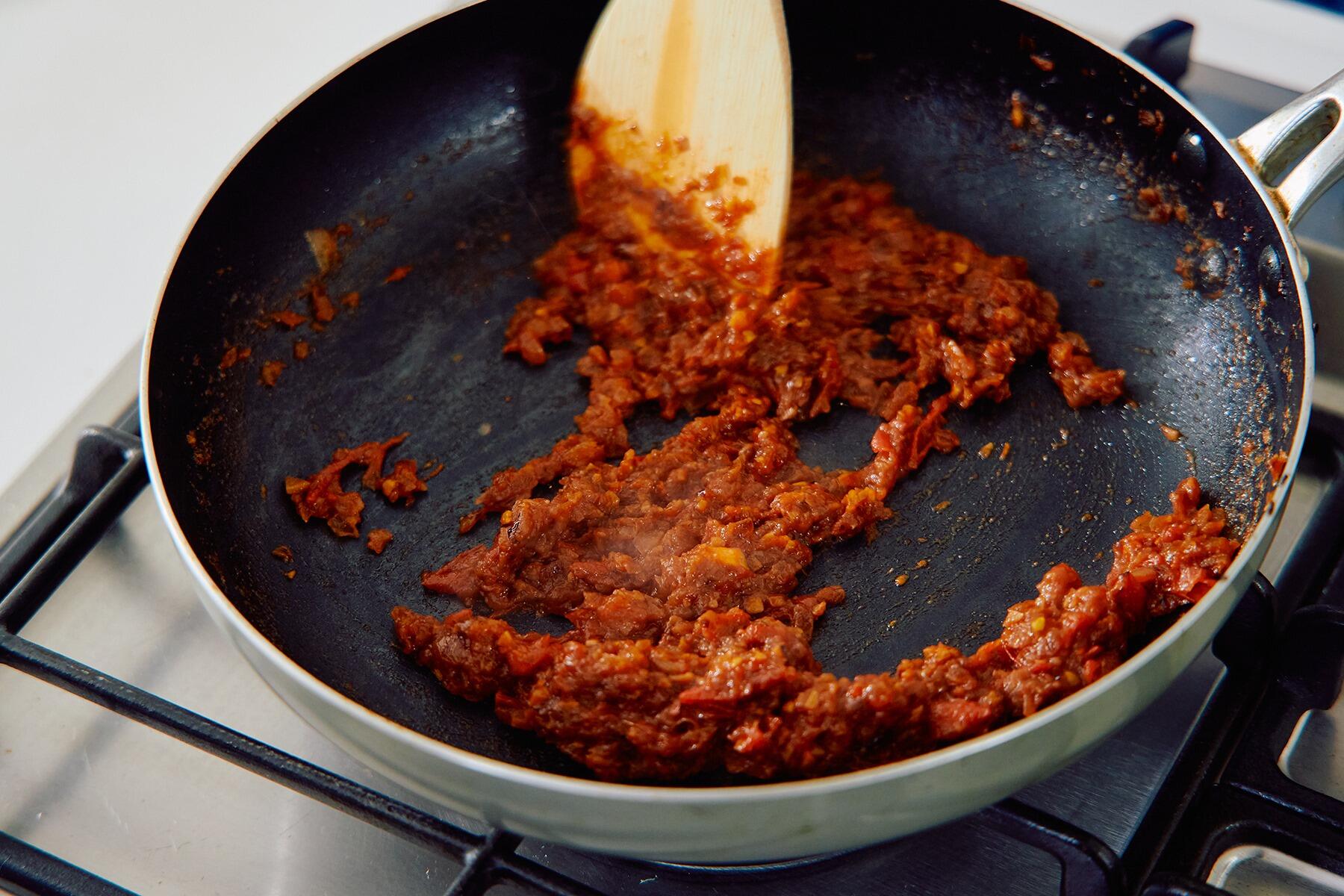 トマトを加え、ペースト状になるまで混ぜる。