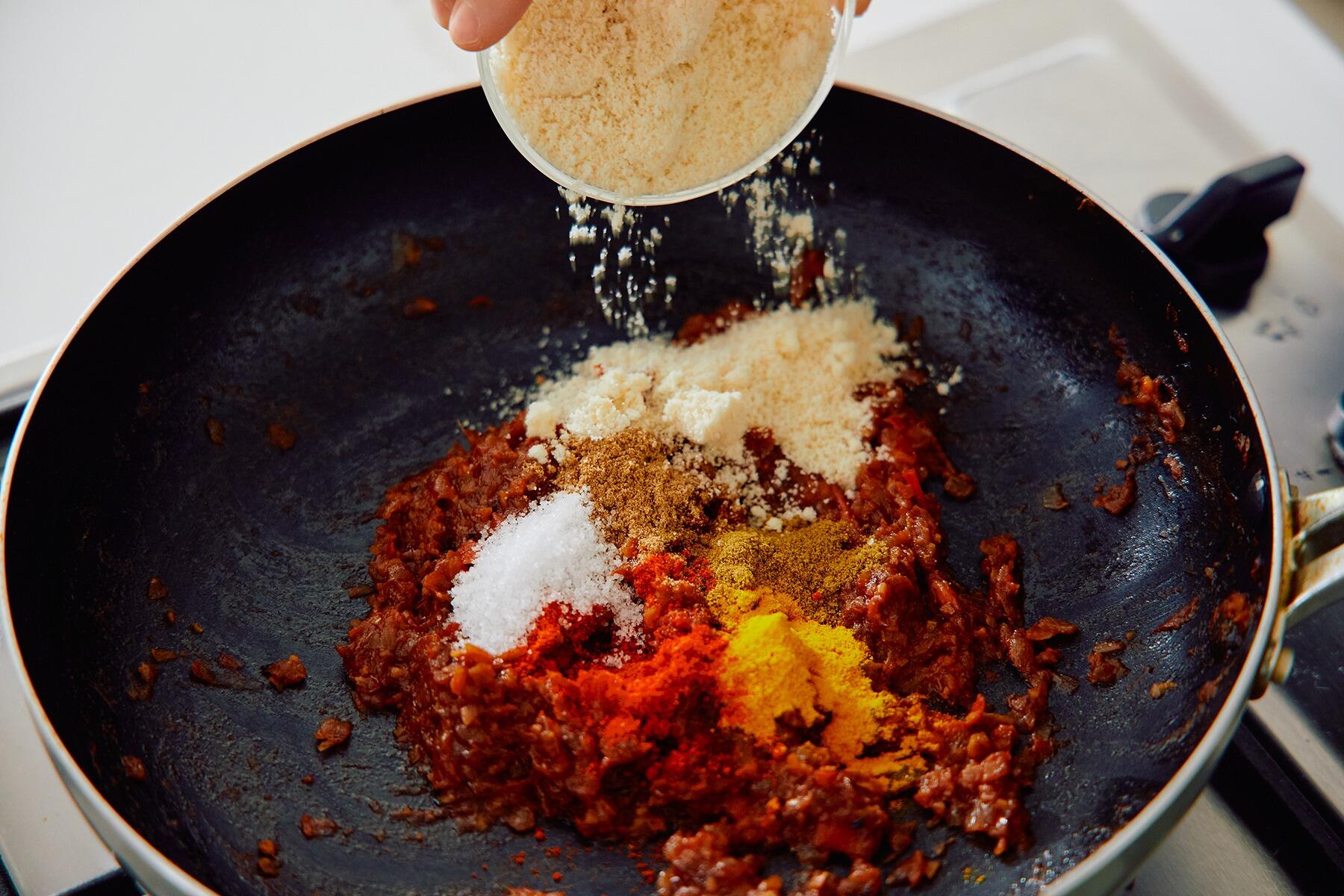 スパイスとアーモンドプードルを加えて混ぜる。