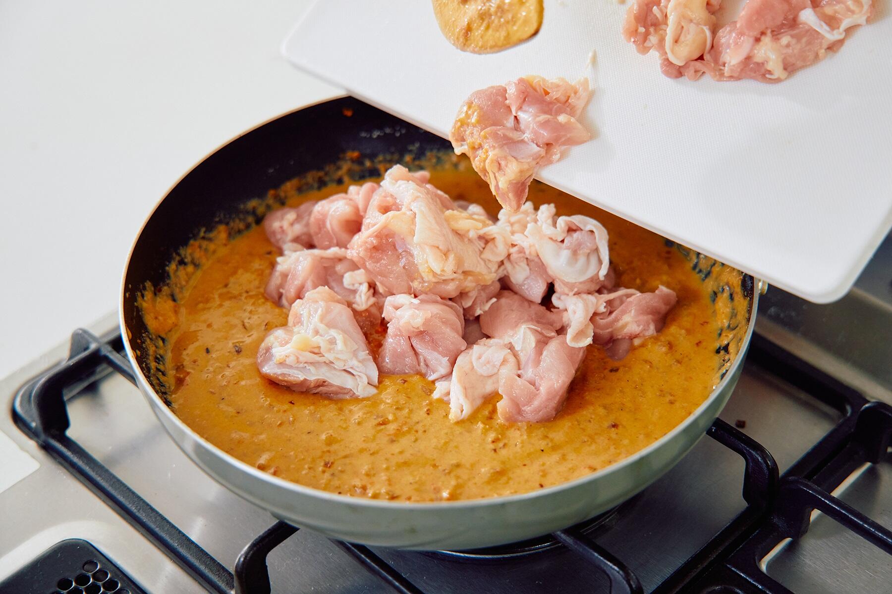 鶏もも肉を入れて10分ほど煮込む