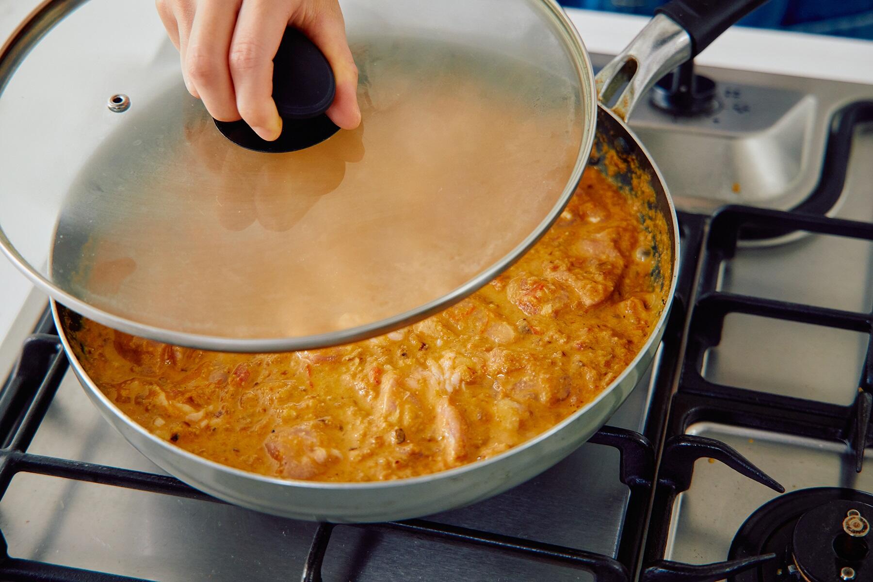 鶏もも肉を入れて10分ほど煮込む