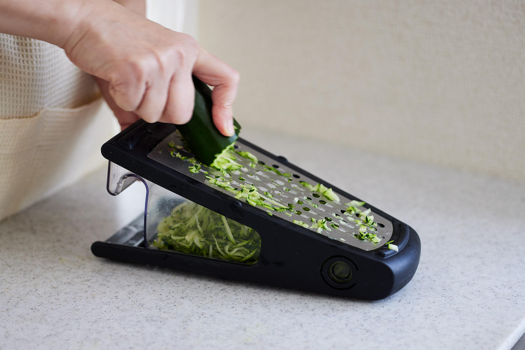 ズッキーニをすりおろす