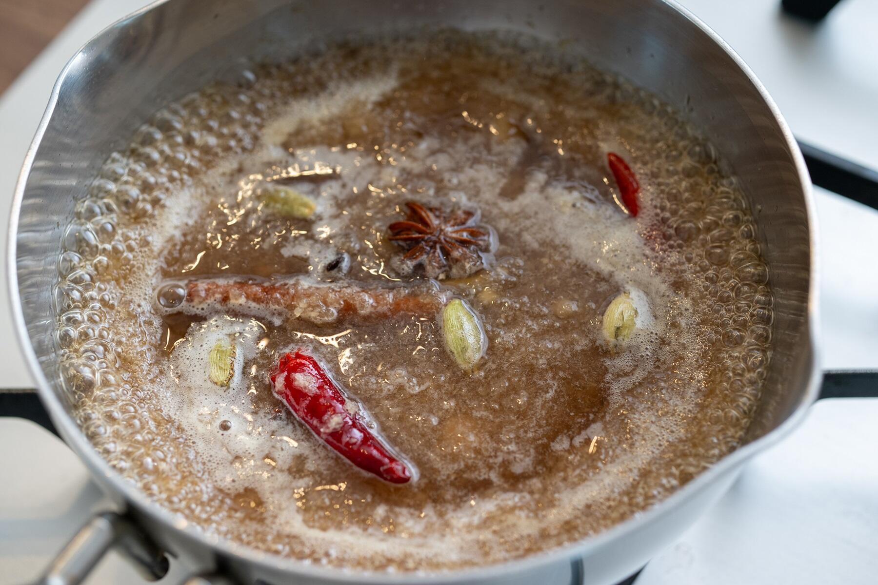 アクを取りながら煮る