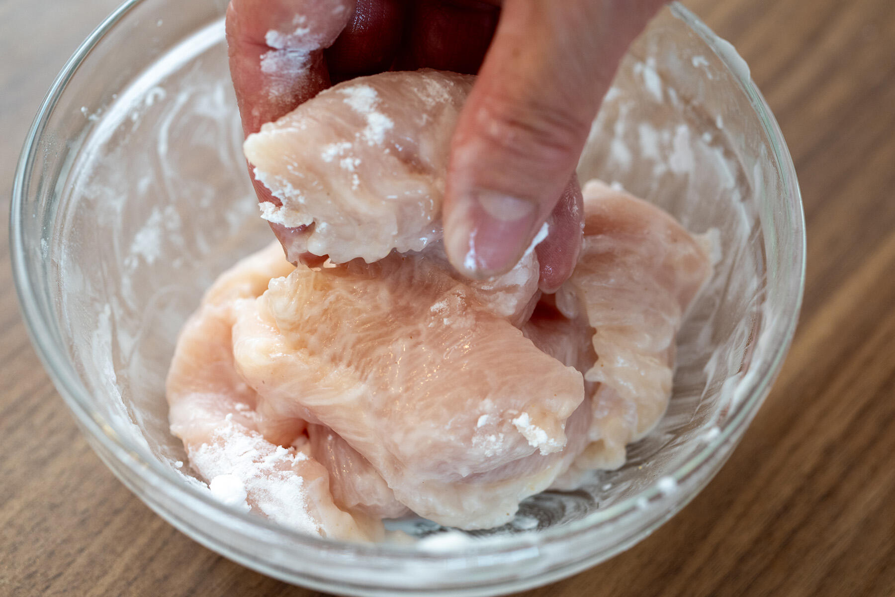 鶏肉に下味をつける