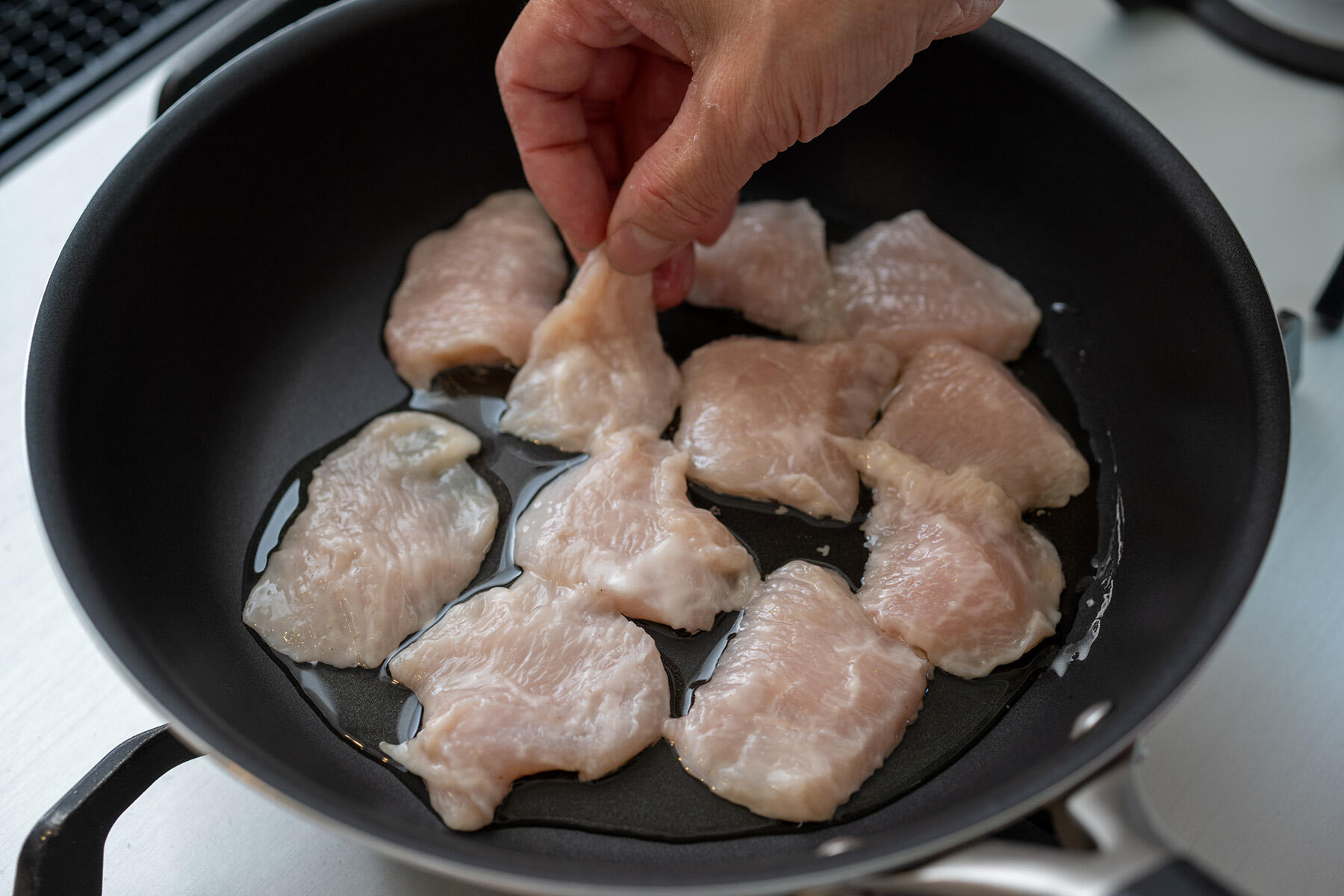 鶏肉を焼いて取り出す