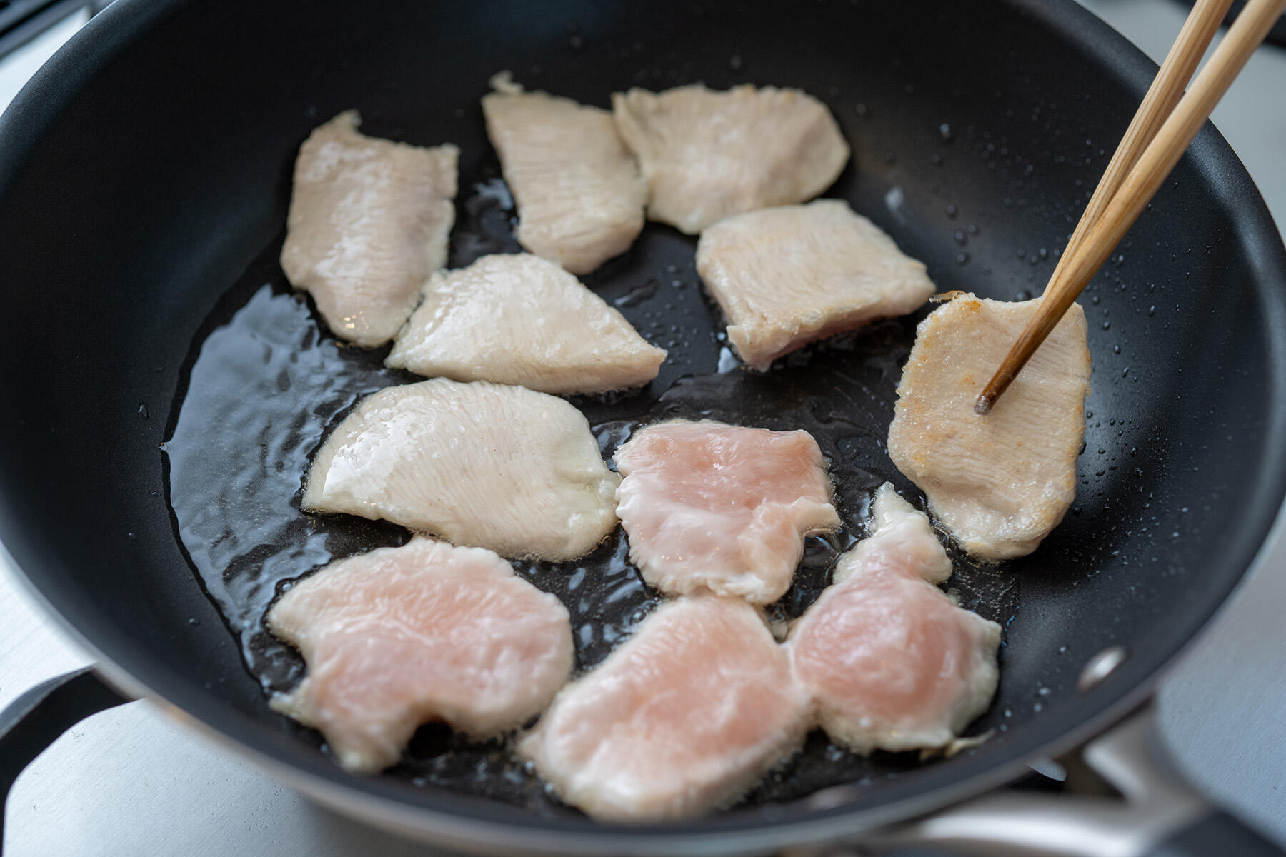 鶏肉を焼いて取り出す