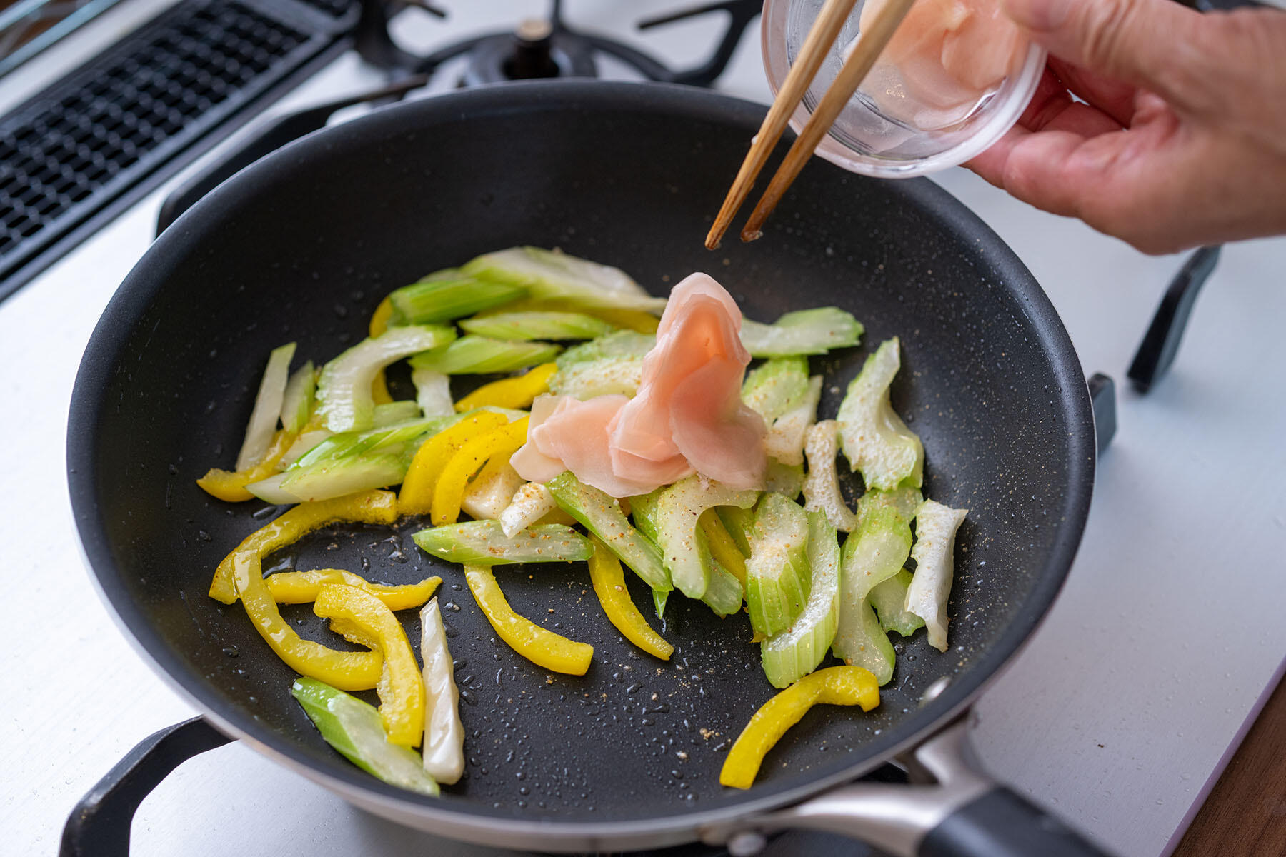 新生姜の甘酢漬けを加える
