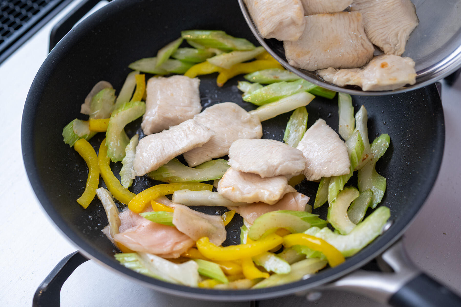 新生姜の甘酢漬けを加える