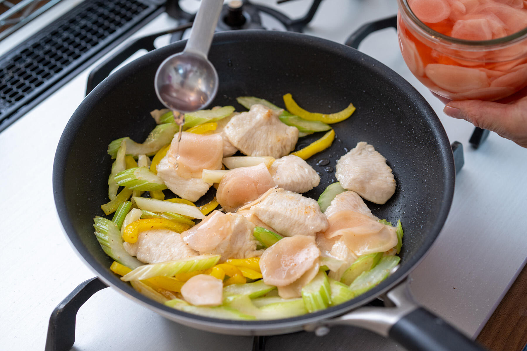 甘酢を加えて仕上げる