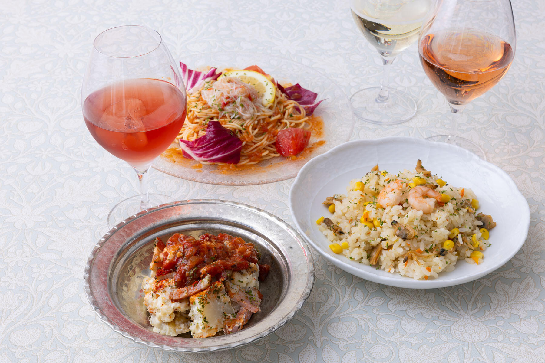 海老とアサリとコーンのシーフードピラフ、アイオリソースのスパイシーポテトサラダ