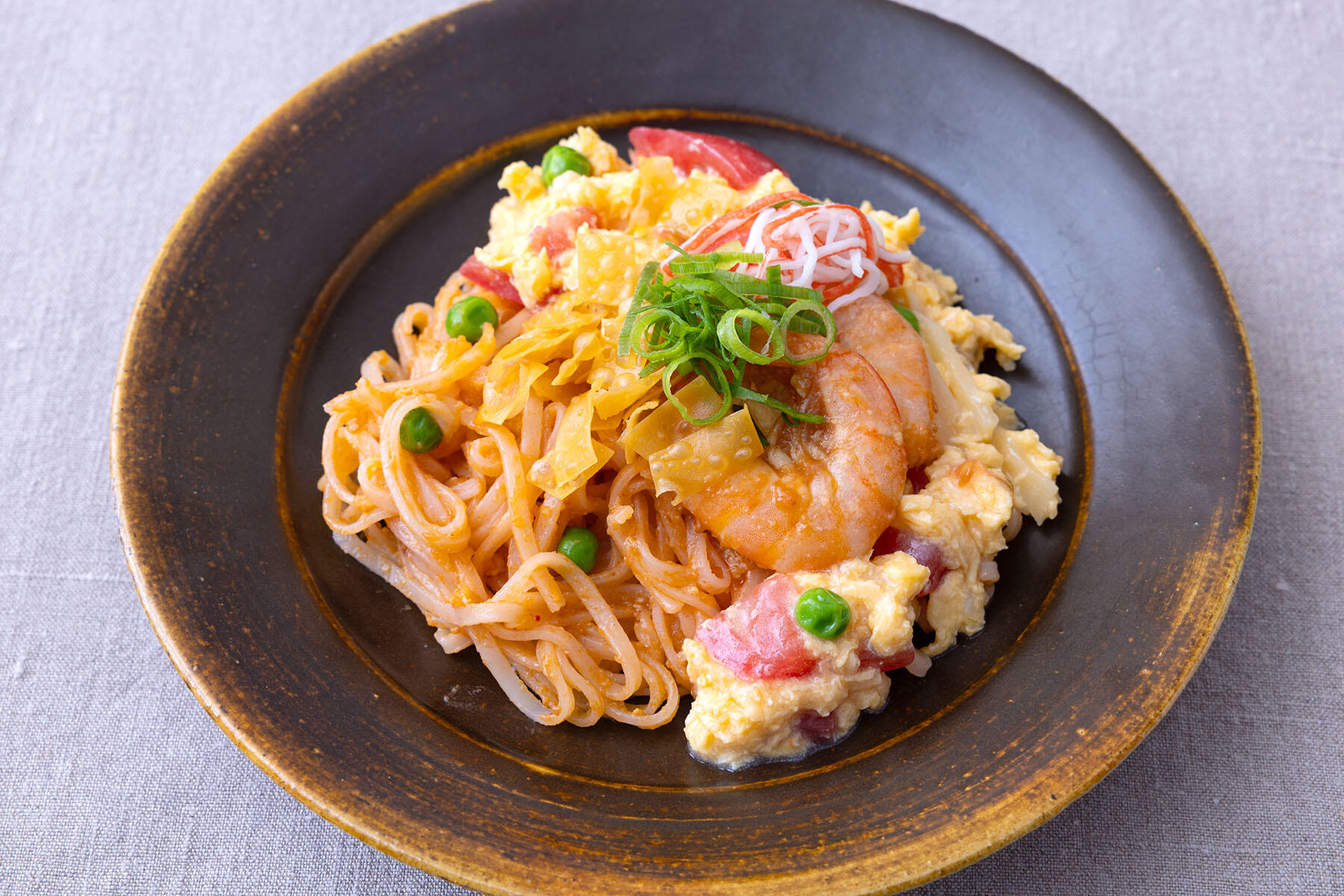 ふんわり玉子と海老チリのシンガポール風ライスヌードル