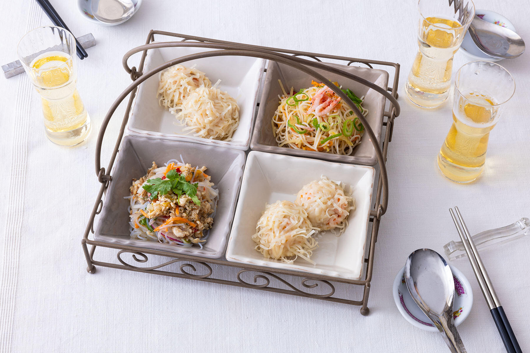 サーモンと海老の海鮮焼売、タイ風鶏挽肉とスーパー大麦の春雨サラダ、桜海老と九条葱の生姜を効かせたビーフン