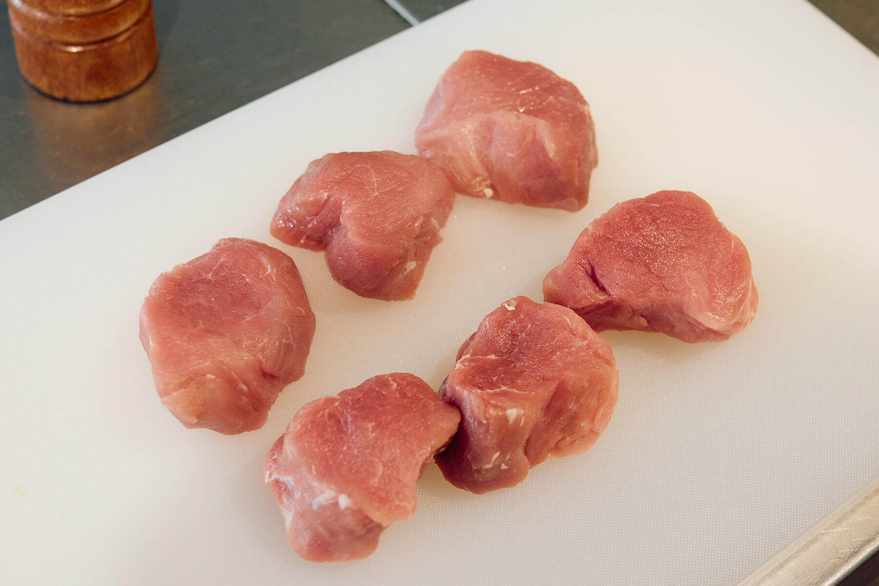 肉を切り揃える