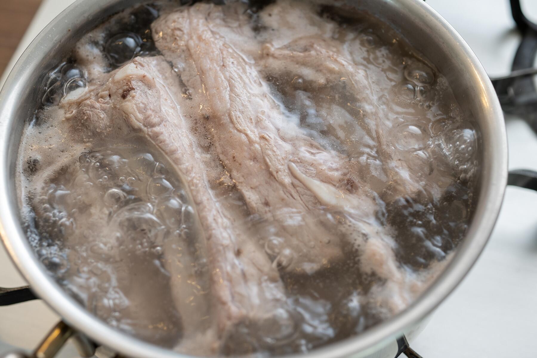 豚スペアリブを下ゆでする