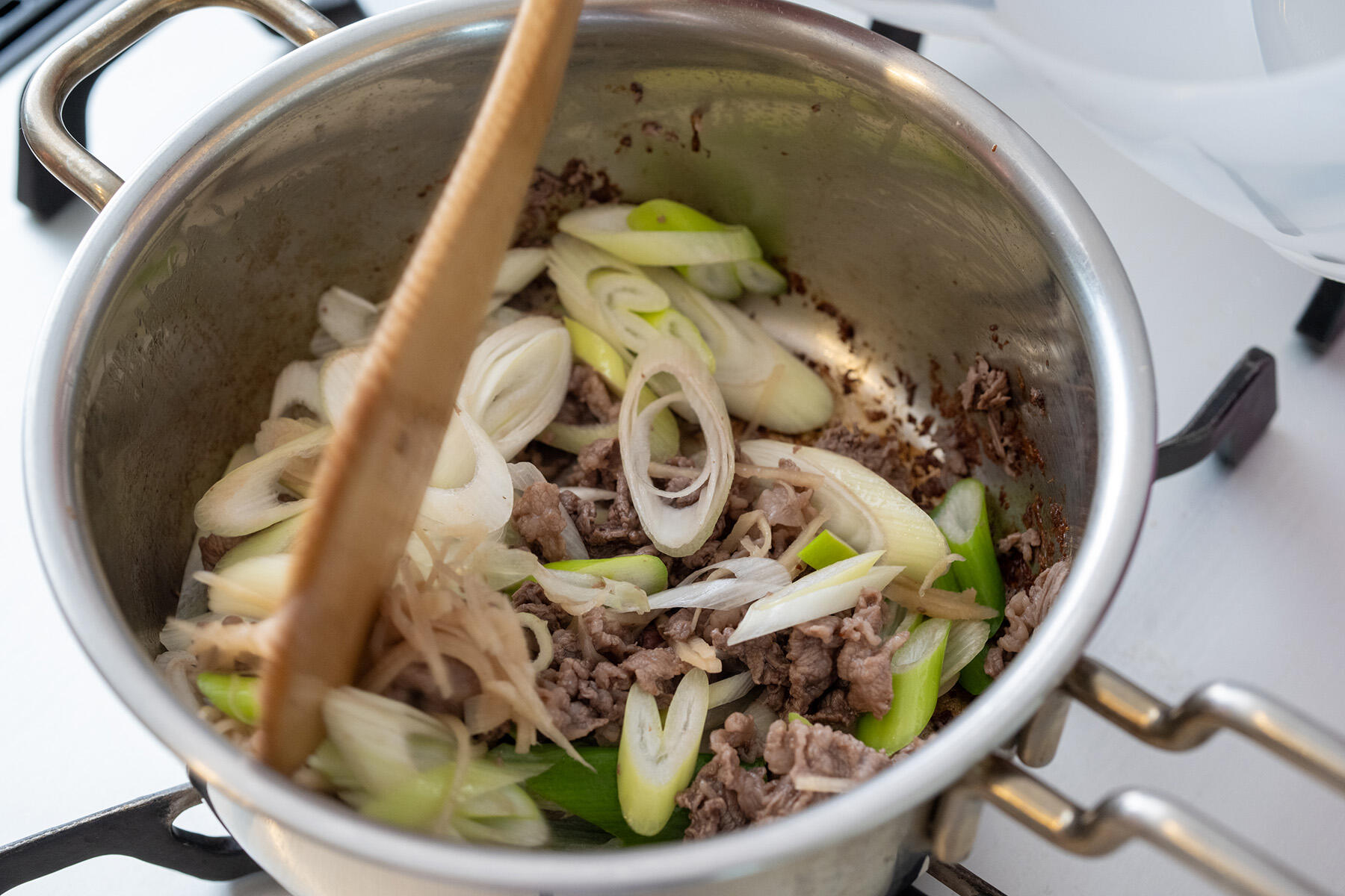 牛肉と香味野菜を炒める