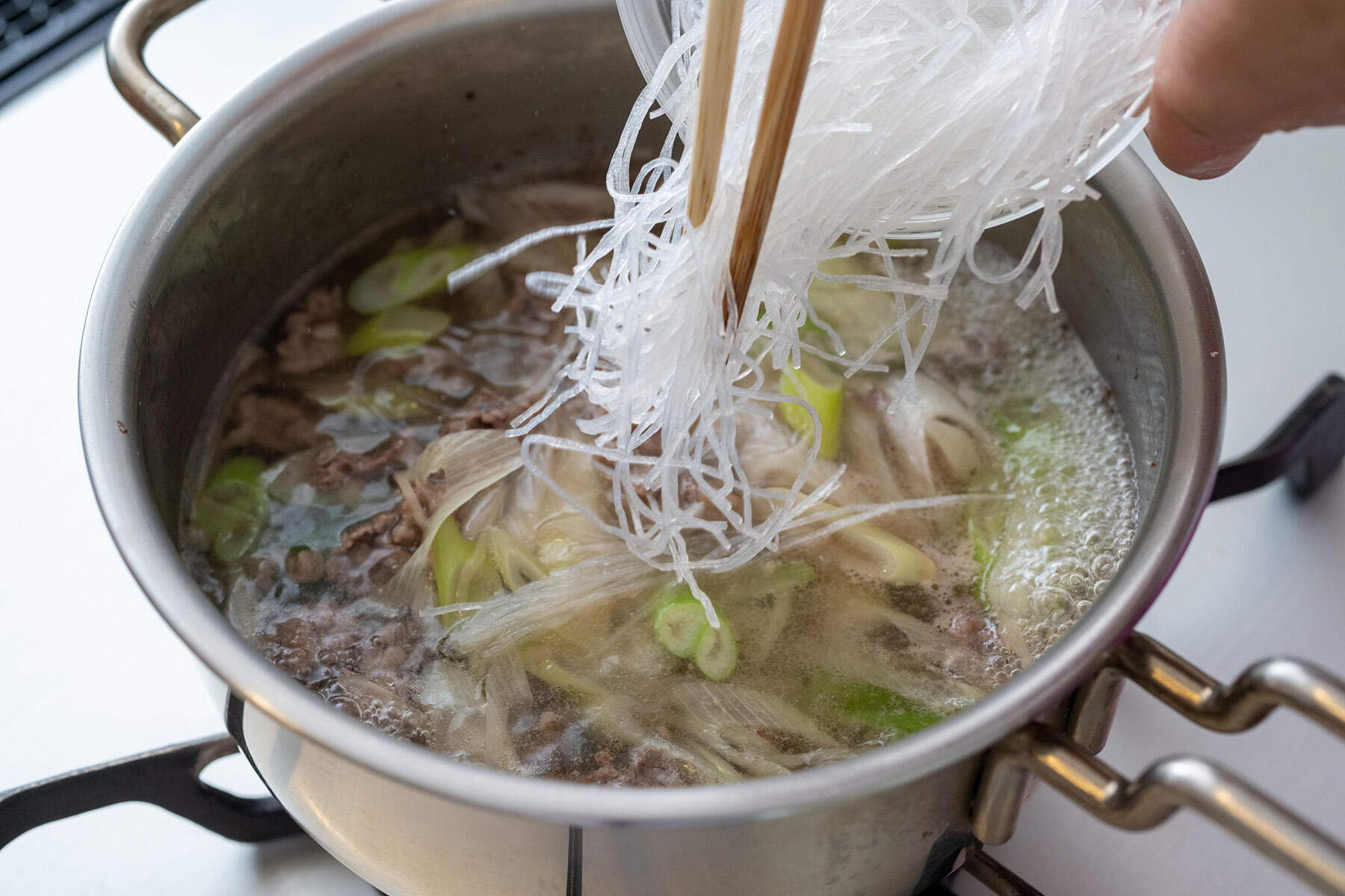 水と春雨を加える