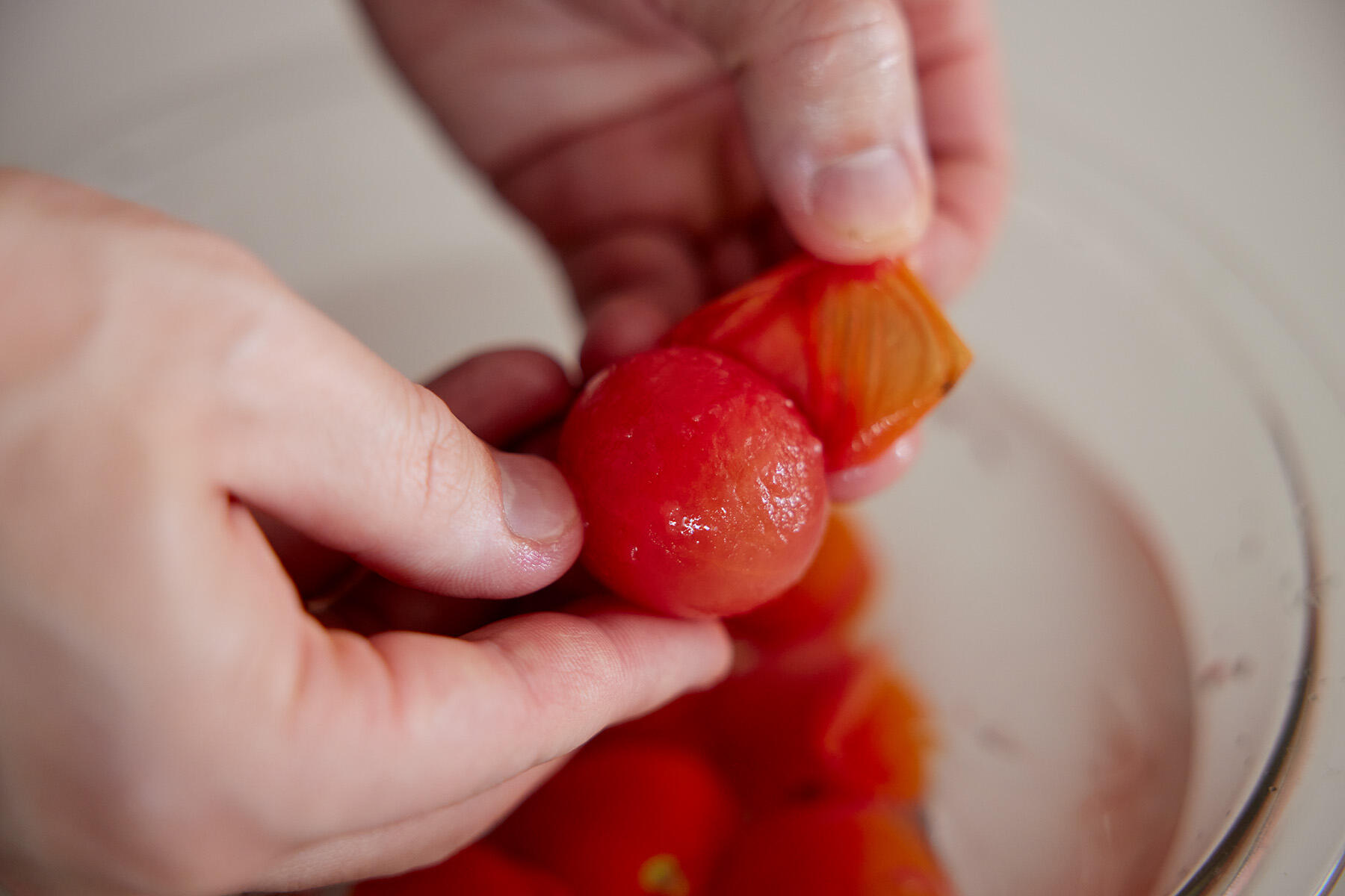 トマトの皮をむく