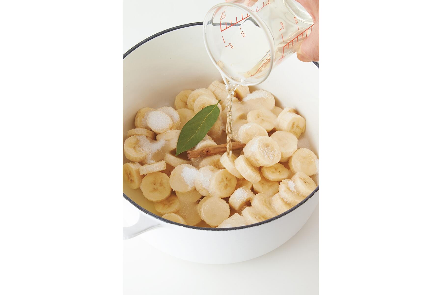 スパイス、白ワインを加える