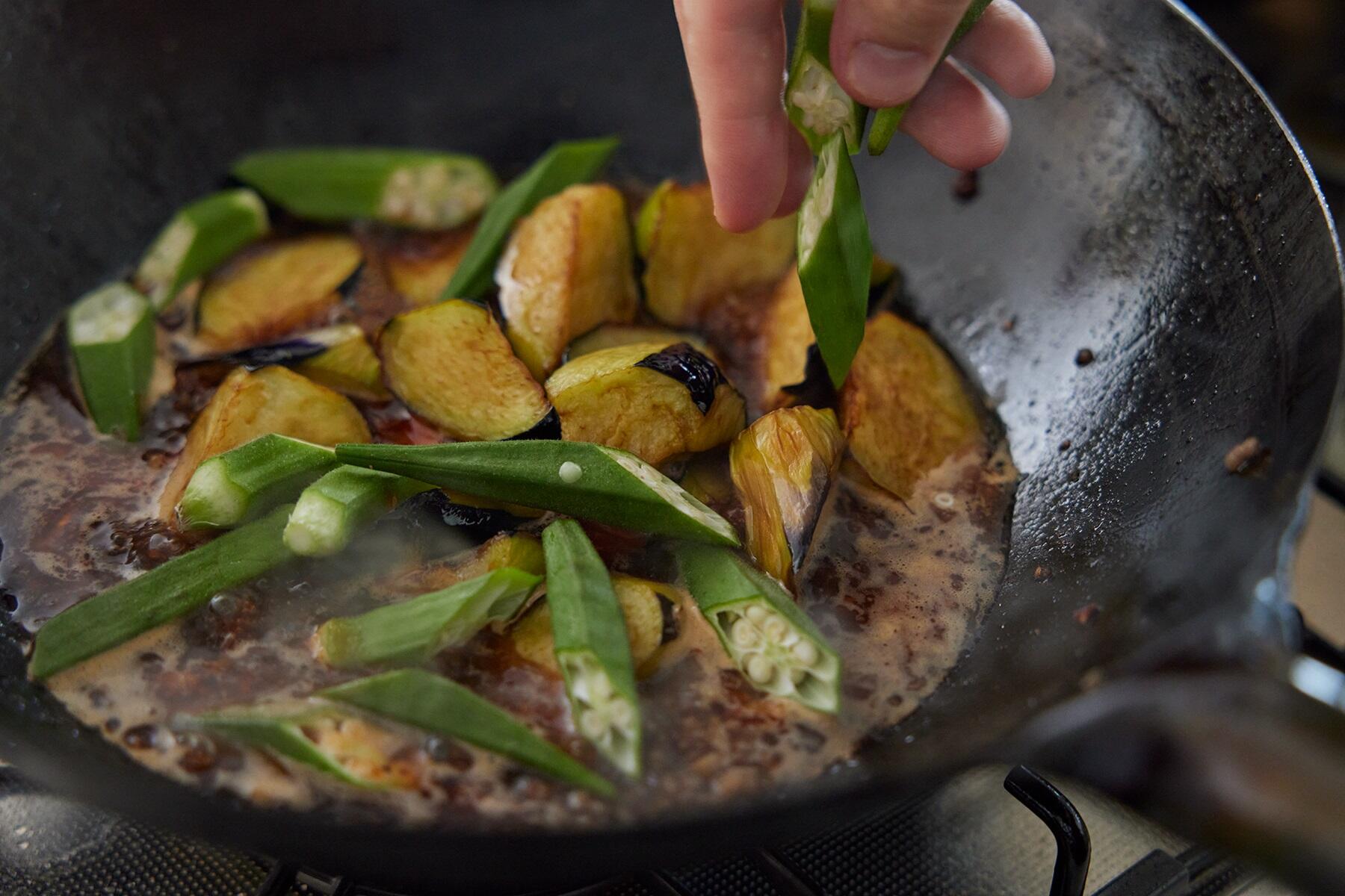 合わせ調味料を加える