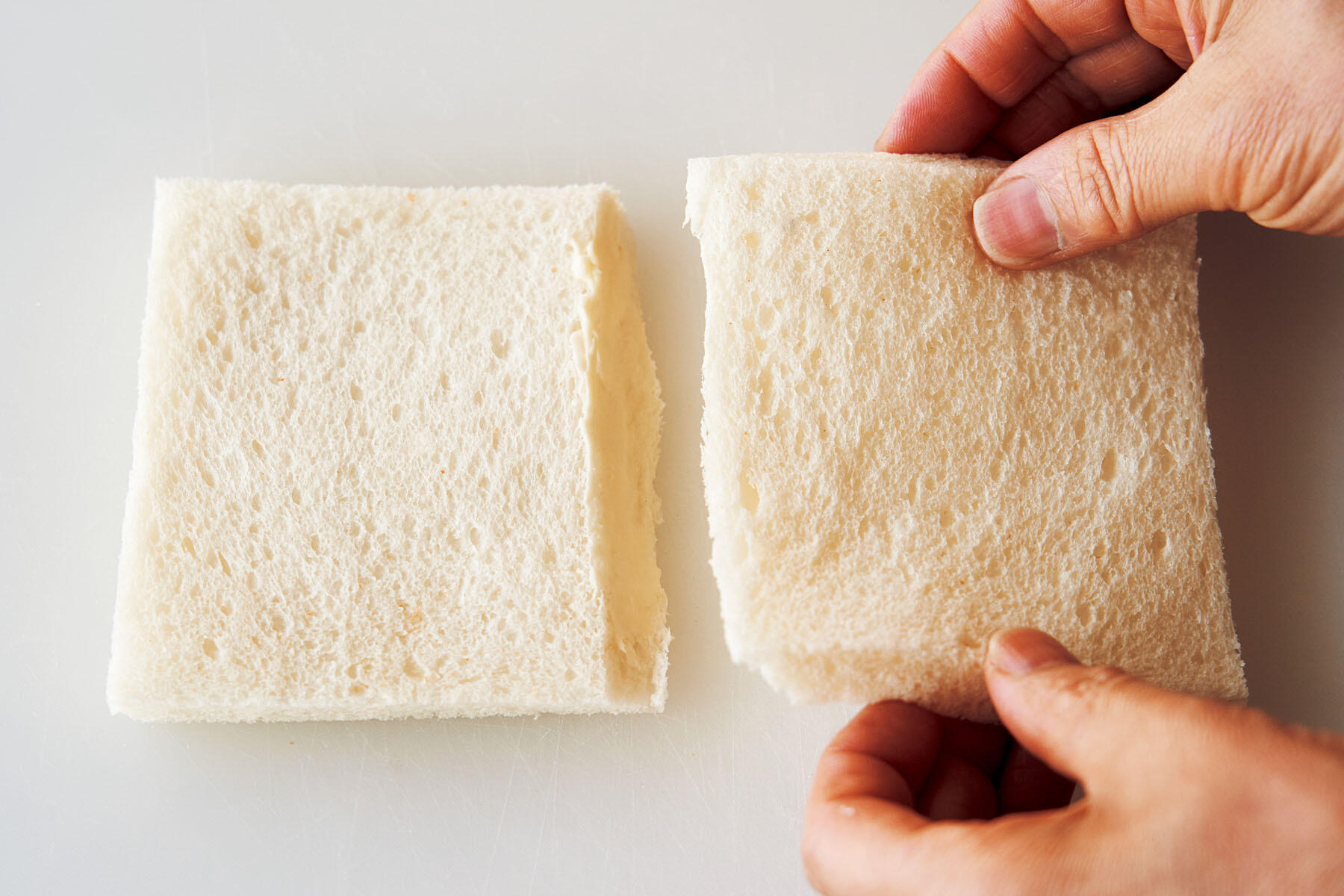 パンにバターを塗る